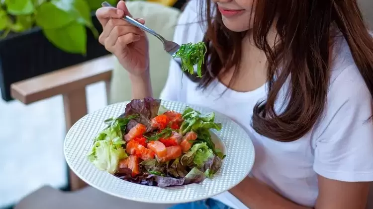 Descubre cómo las hormonas y el estrés afectan el estado de ánimo de las mujeres y cómo combatirlo con hábitos saludables