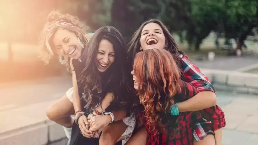 Descubre la clave para la plenitud y felicidad en la vida de una mujer: estrategias para atraer la felicidad y dejar el pasado atrás