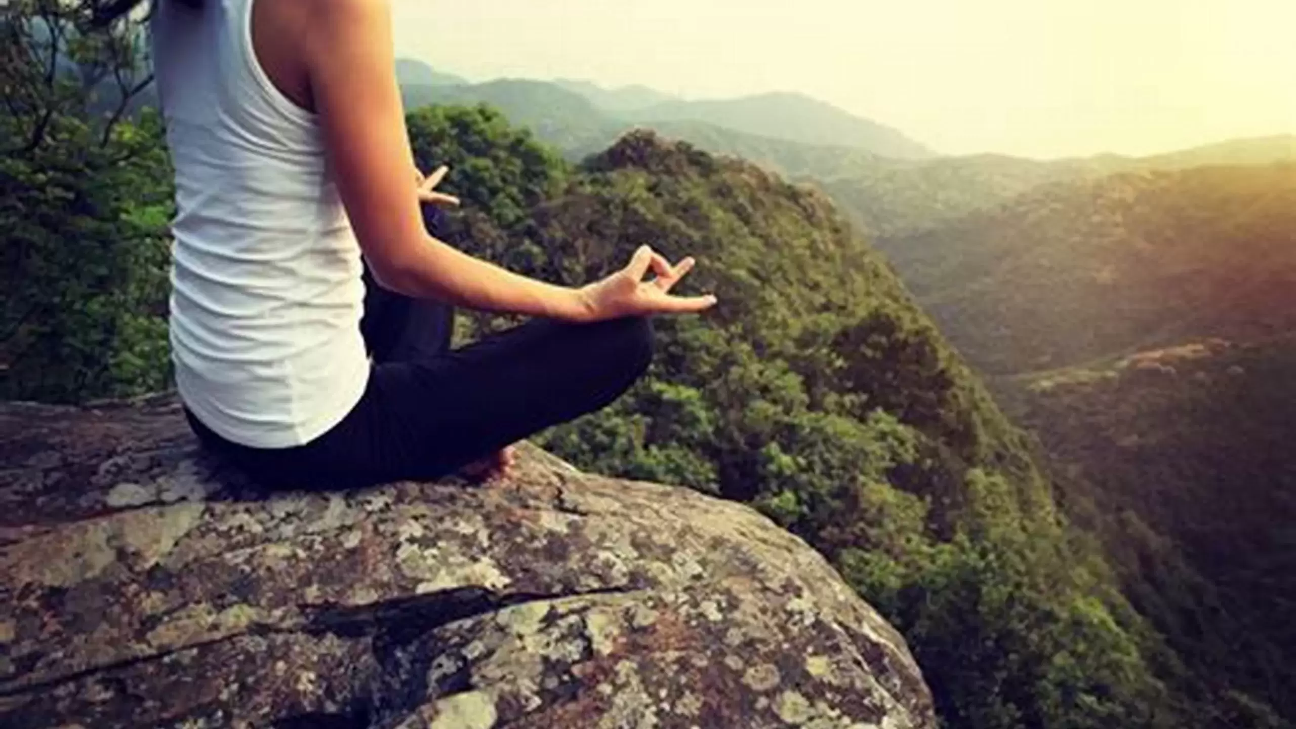 Encuentra paz y serenidad: consejos para meditar y orar en tu hogar o en la naturaleza