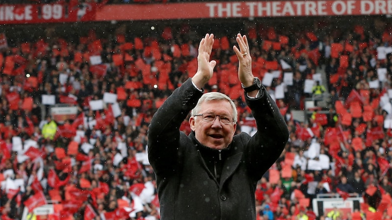 El Manchester United toma una decisión sorprendente al despedir a Sir Alex Ferguson después de su larga y exitosa carrera en el club.