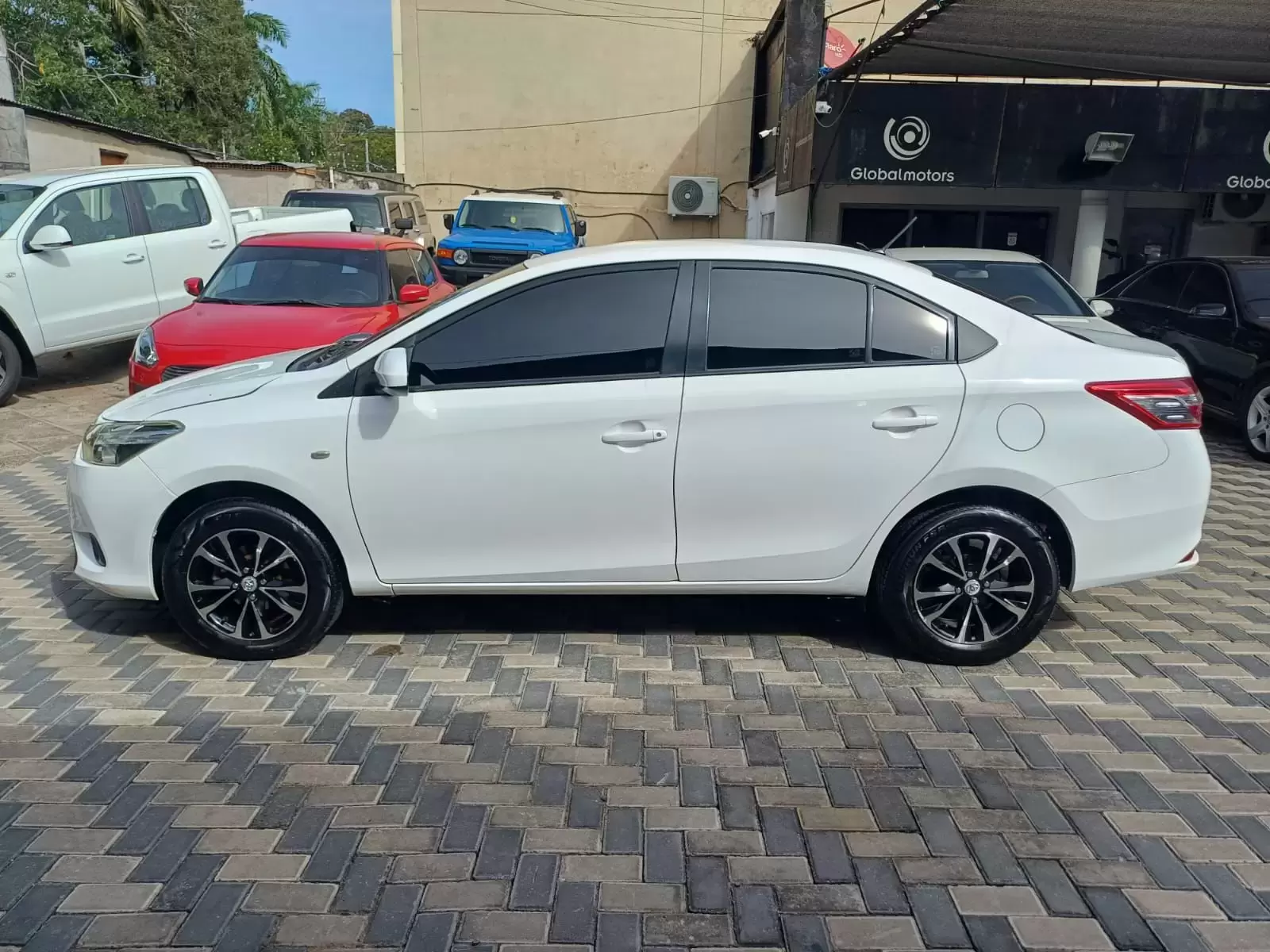 Toyota Yaris 2015 en Globalmotors: Eficiente y moderno hatchback compacto. - Imagen 4