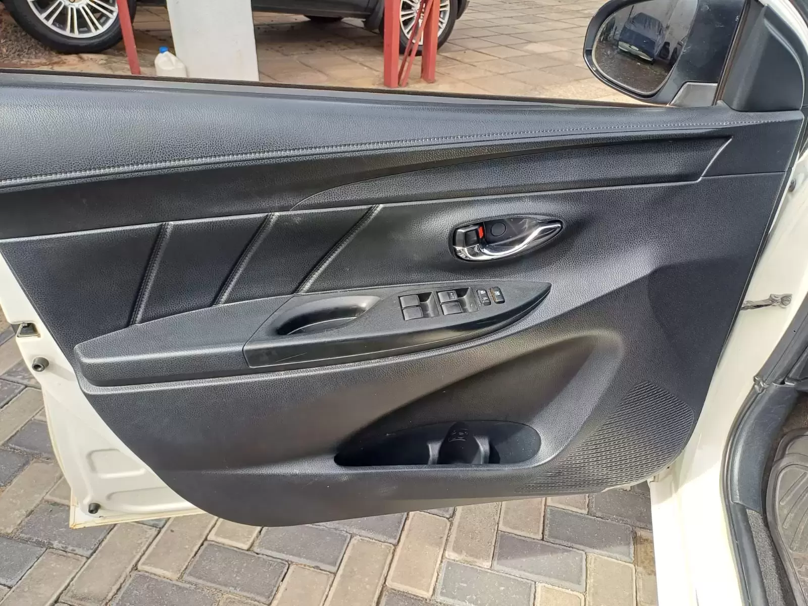 Toyota Yaris 2015 en Globalmotors: Eficiente y moderno hatchback compacto. - Imagen 9