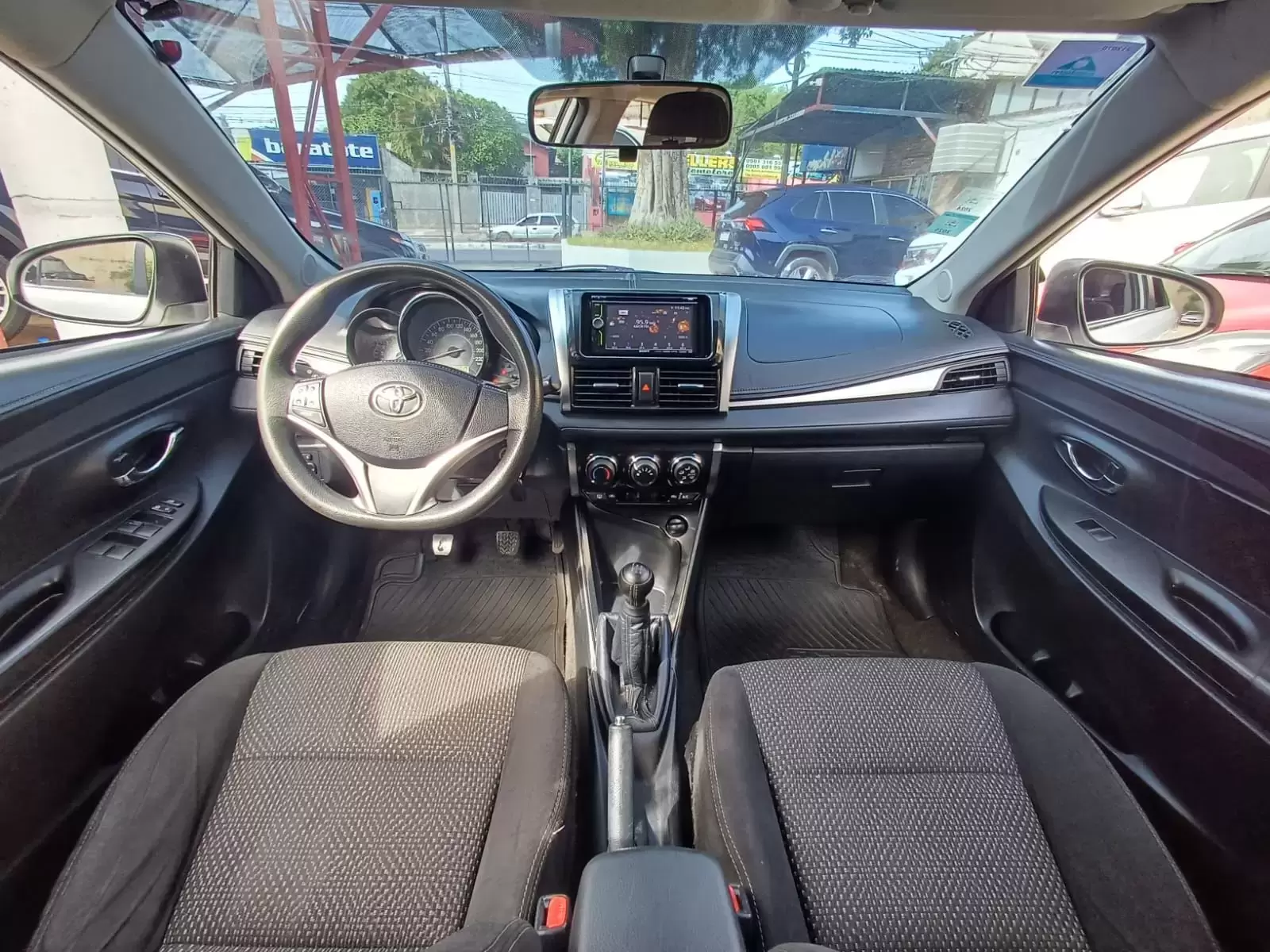 Toyota Yaris 2015 en Globalmotors: Eficiente y moderno hatchback compacto. - Imagen 11