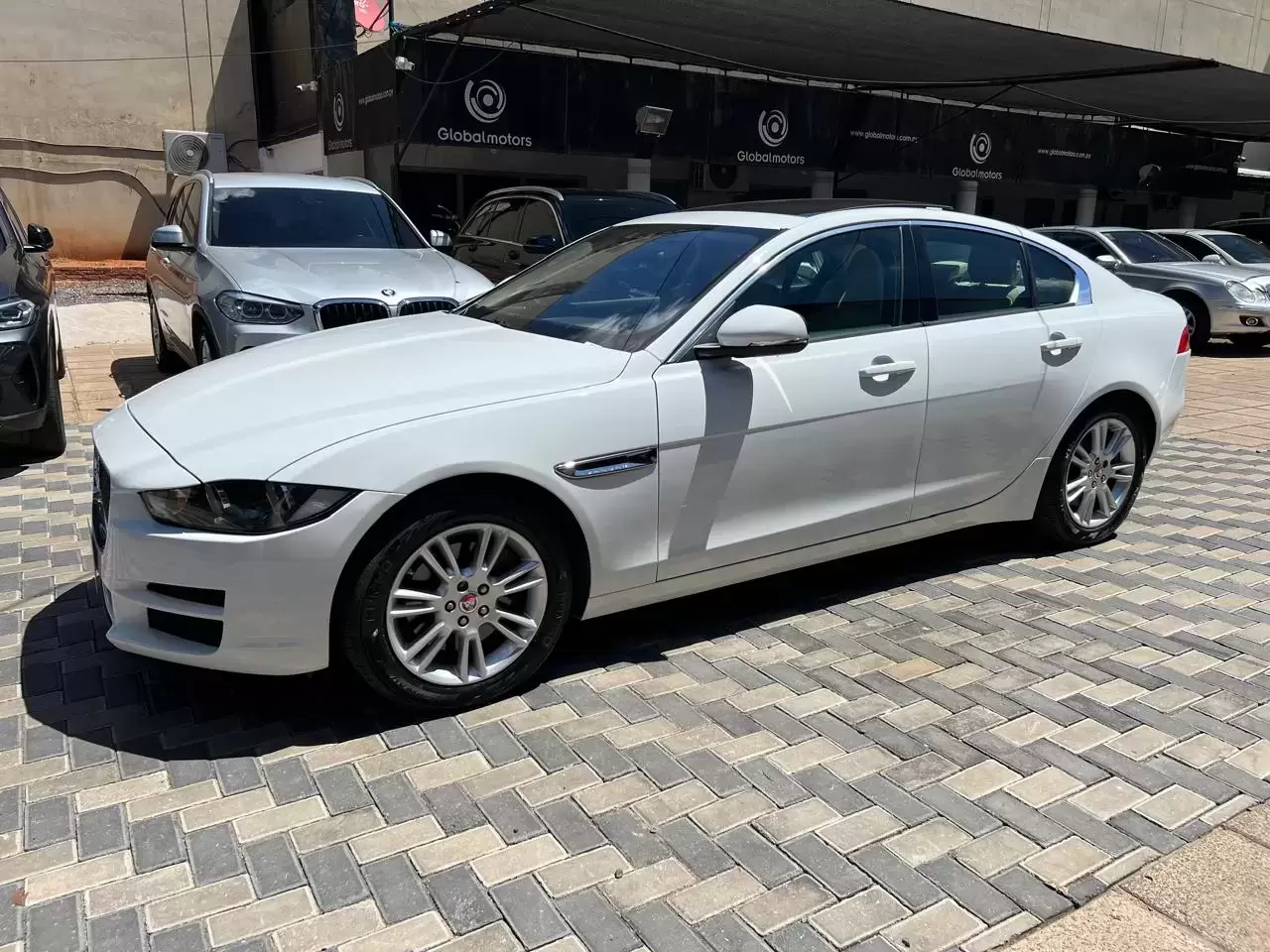 Jaguar XE 25t Full 2017 en Globalmotors: Lujo y rendimiento excepcional - Imagen 4