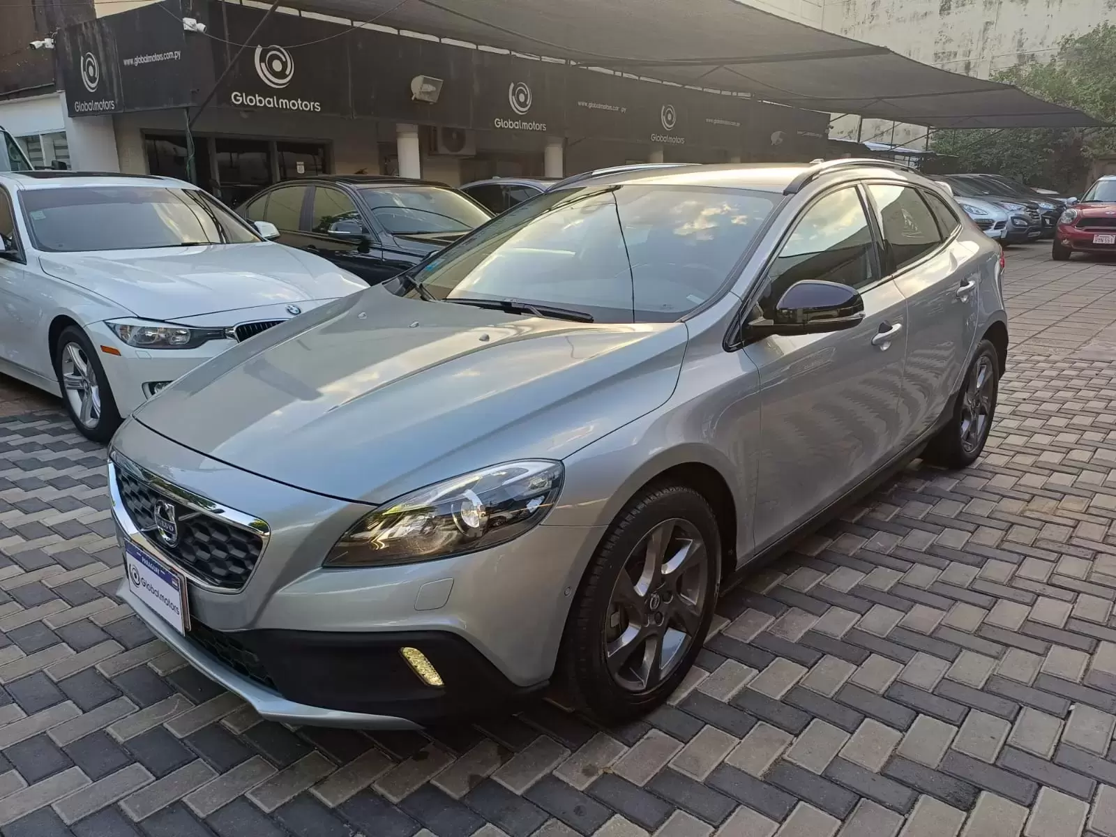 Volvo V40 D4 Full 2016 en Globalmotors: Elegancia y rendimiento.