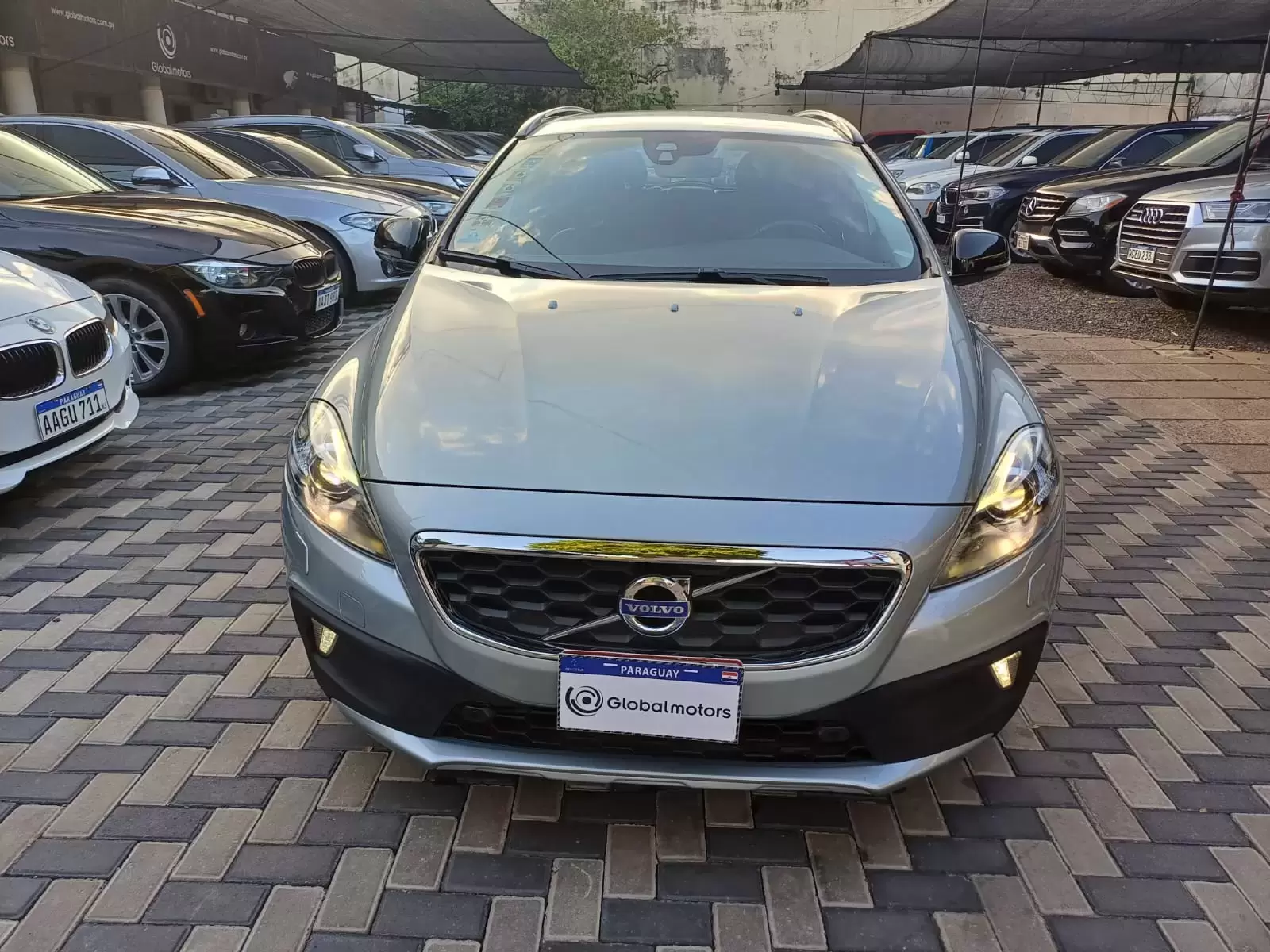 Volvo V40 D4 Full 2016 en Globalmotors: Elegancia y rendimiento. - Imagen 2