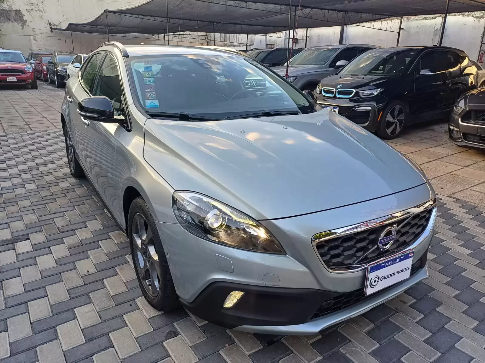 Volvo V40 D4 Full 2016 en Globalmotors: Elegancia y rendimiento. - Imagen 3