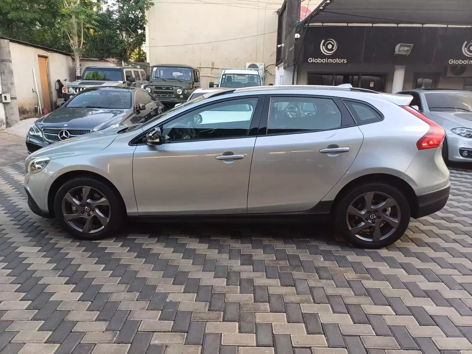 Volvo V40 D4 Full 2016 en Globalmotors: Elegancia y rendimiento. - Imagen 4