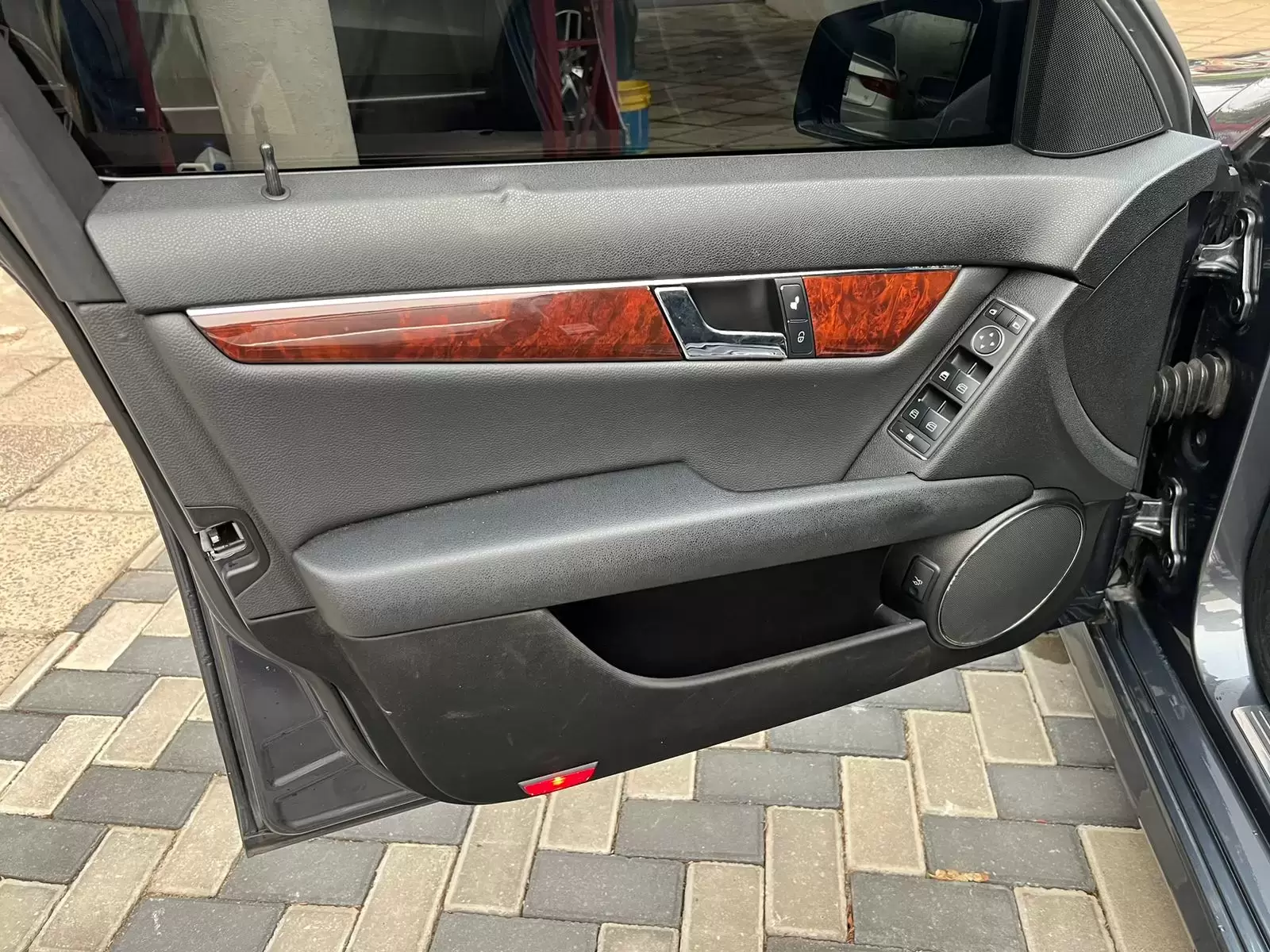 Mercedes Benz C300 Full 2011 en Globalmotors: Elegancia y rendimiento. - Imagen 8