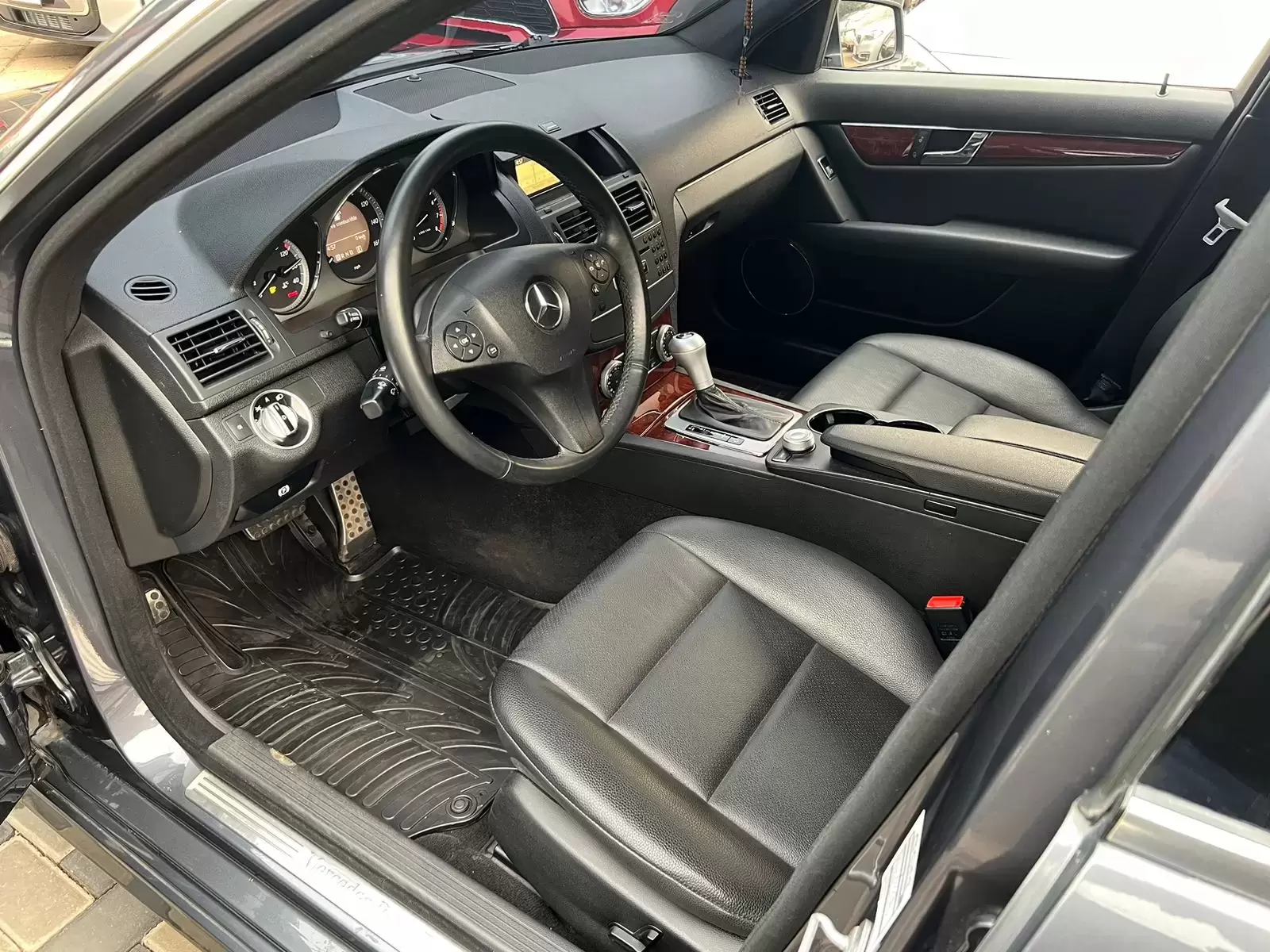 Mercedes Benz C300 Full 2011 en Globalmotors: Elegancia y rendimiento. - Imagen 9