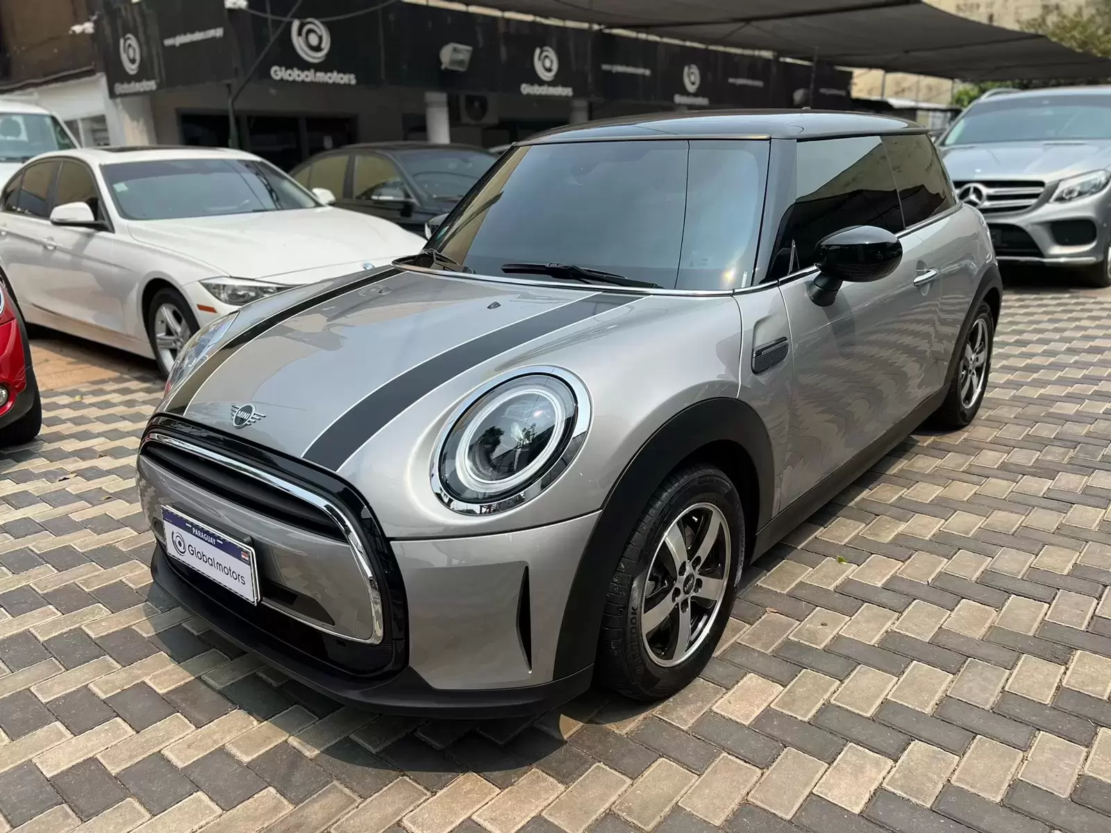 Mini Cooper Hatch 2023 en Globalmotors: Diseño icónico y tecnología avanzada.