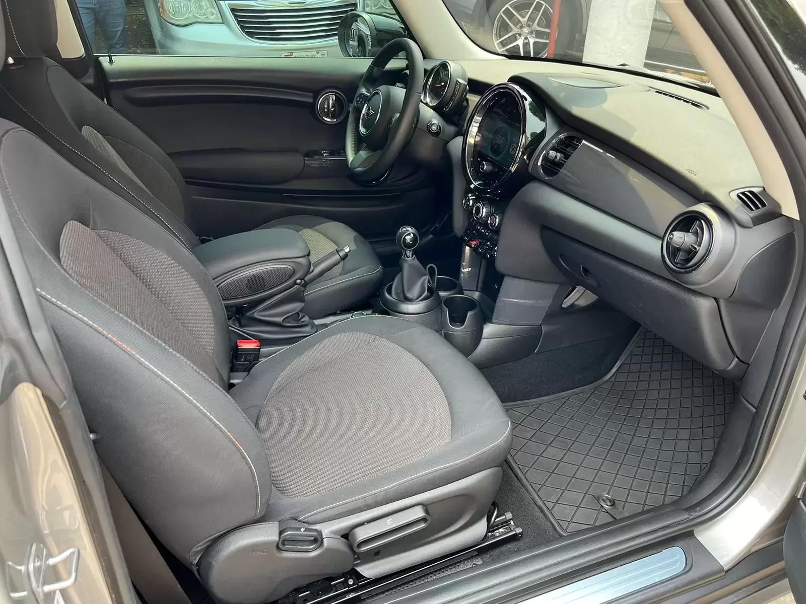 Mini Cooper Hatch 2023 en Globalmotors: Diseño icónico y tecnología avanzada. - Imagen 11
