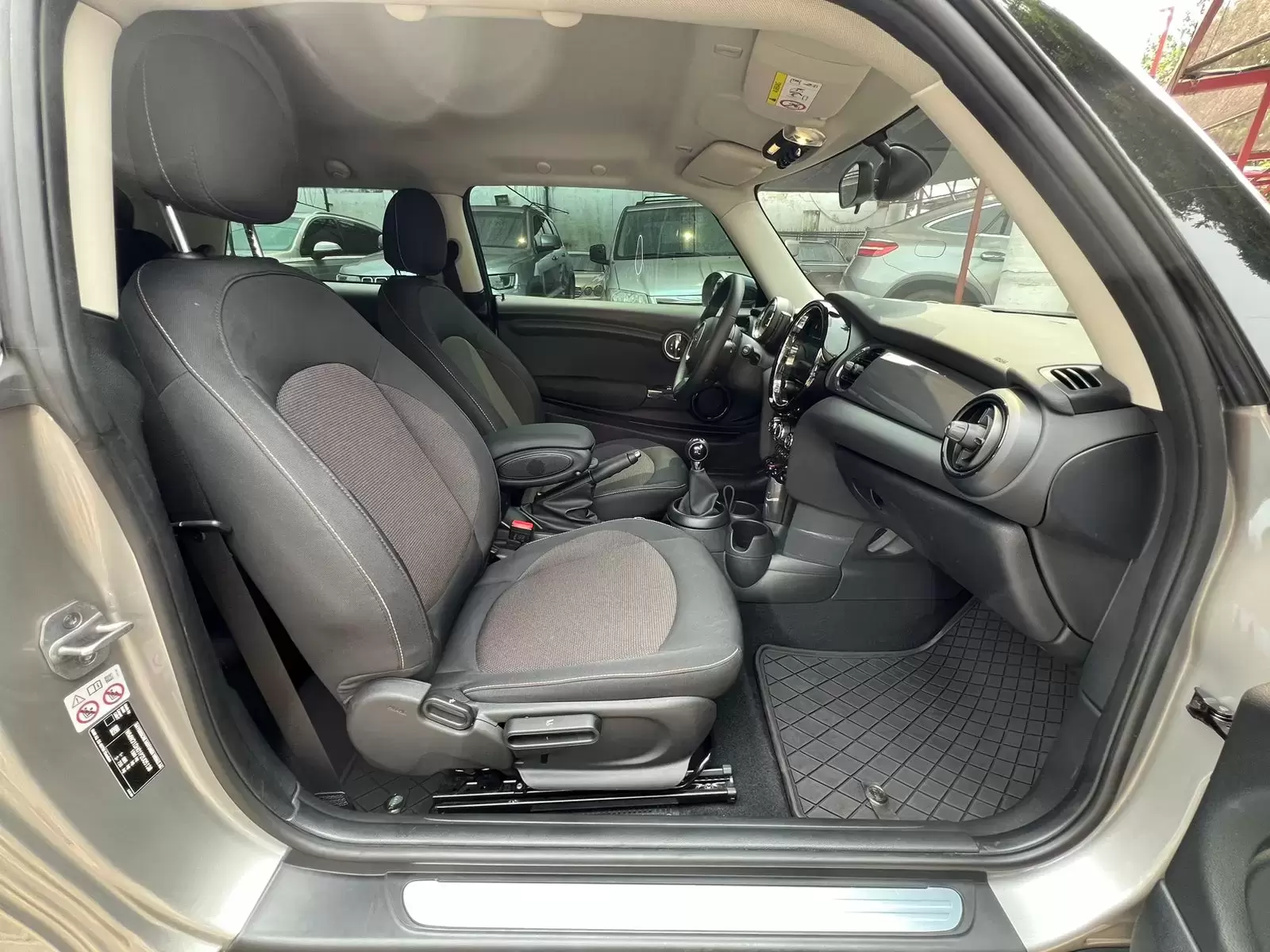 Mini Cooper Hatch 2023 en Globalmotors: Diseño icónico y tecnología avanzada. - Imagen 12