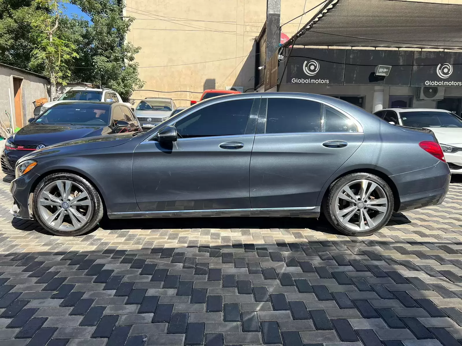 Mercedes Benz C300 2015 en Globalmotors: Lujo, elegancia y rendimiento excepcional. - Imagen 4