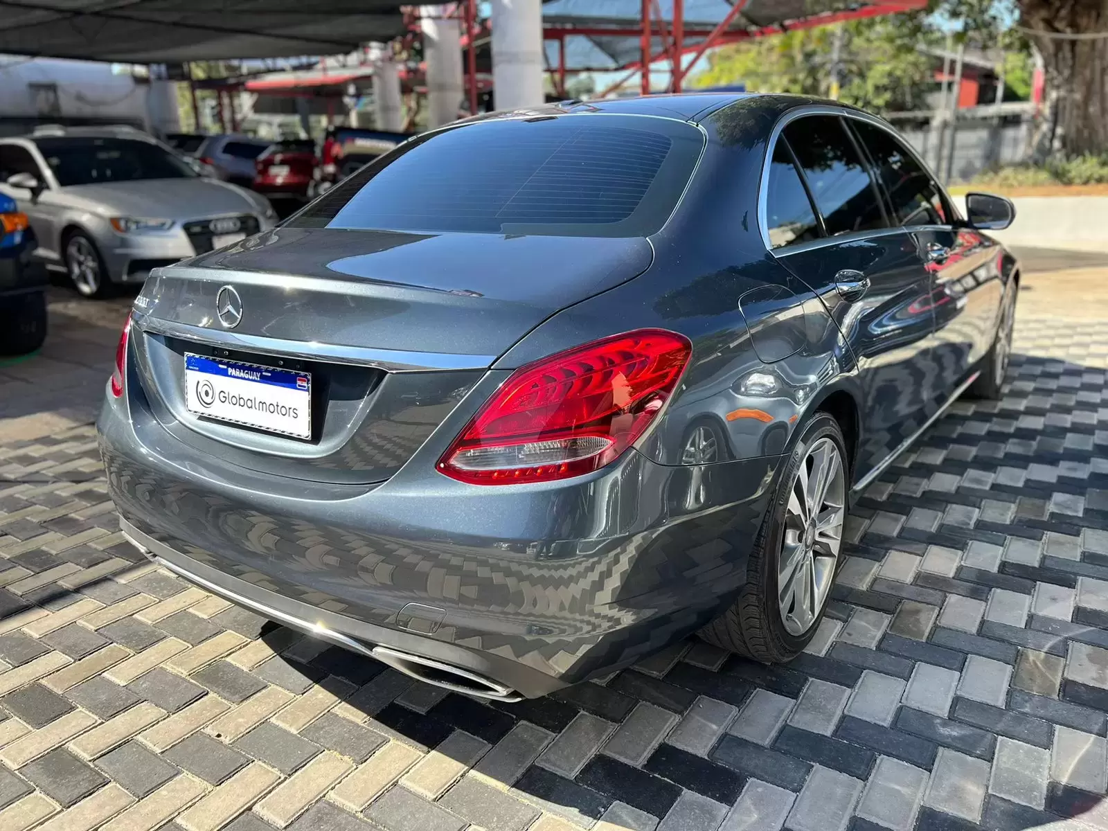 Mercedes Benz C300 2015 en Globalmotors: Lujo, elegancia y rendimiento excepcional. - Imagen 7