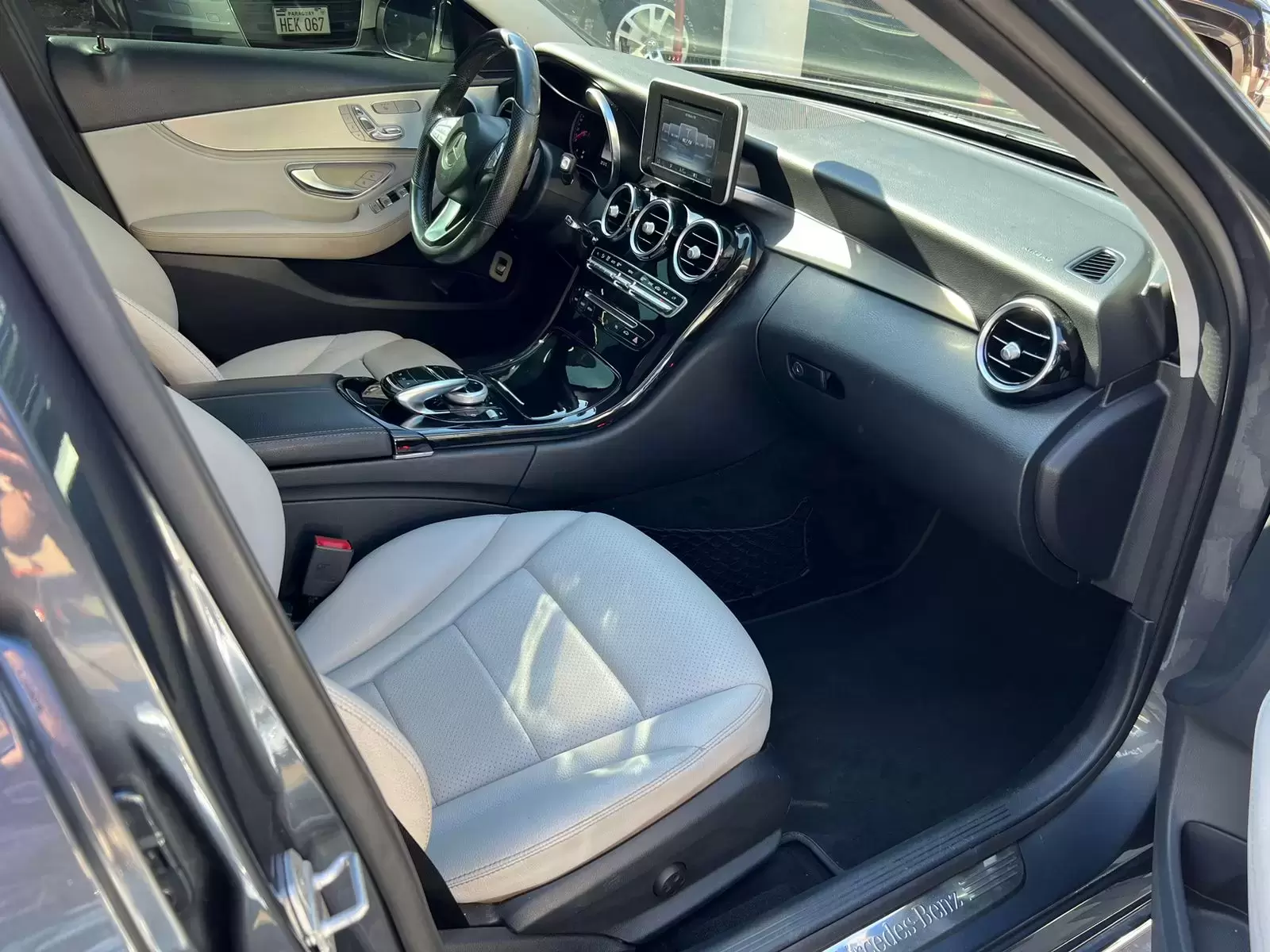 Mercedes Benz C300 2015 en Globalmotors: Lujo, elegancia y rendimiento excepcional. - Imagen 8