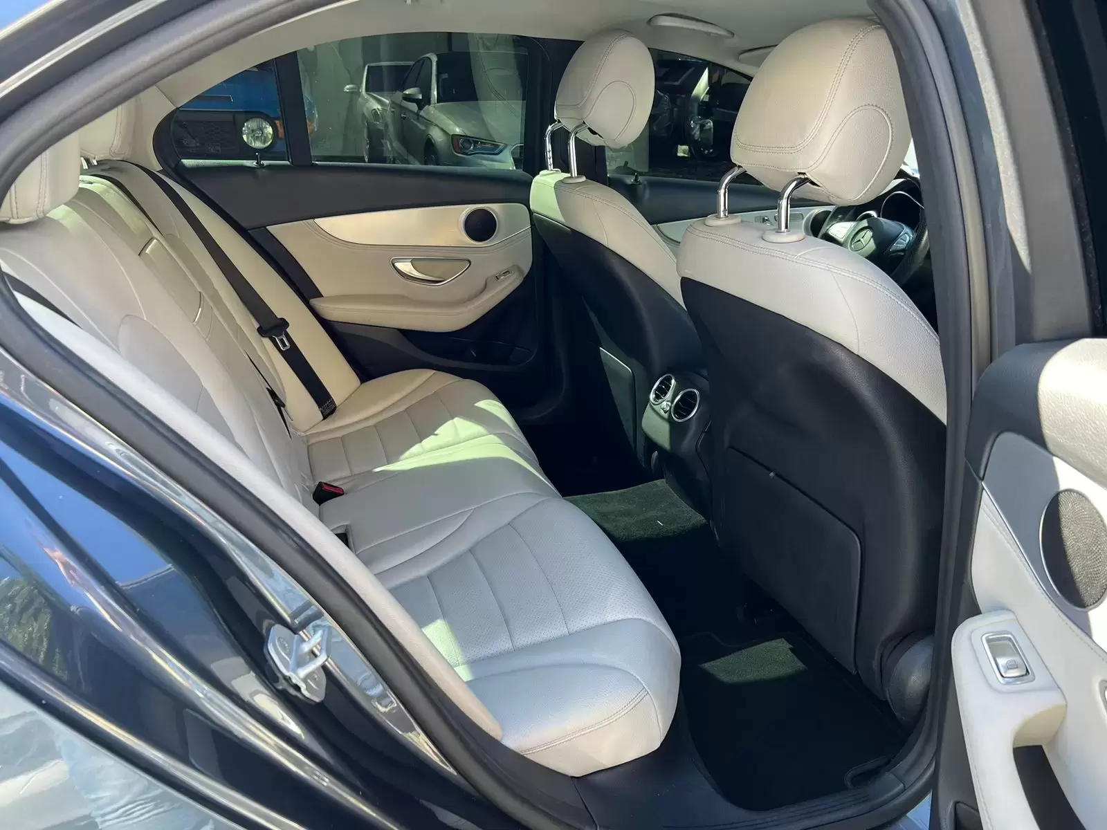 Mercedes Benz C300 2015 en Globalmotors: Lujo, elegancia y rendimiento excepcional. - Imagen 9