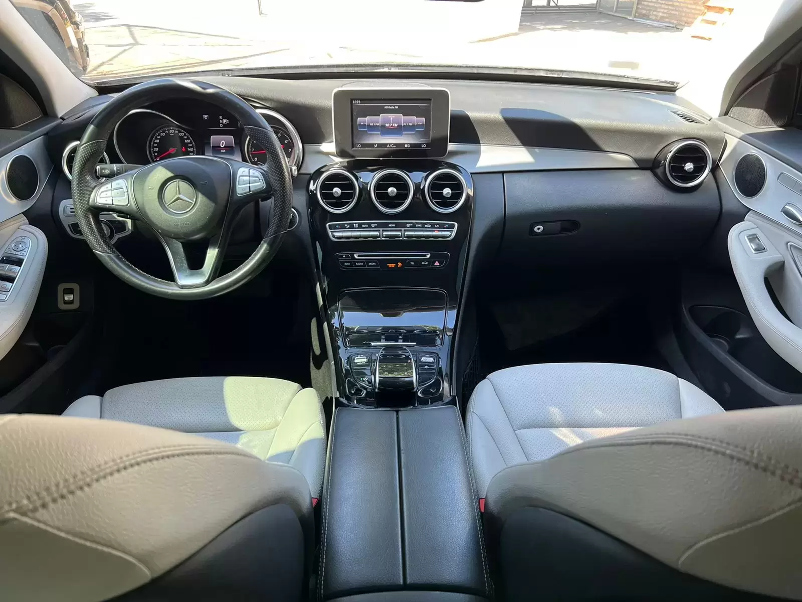 Mercedes Benz C300 2015 en Globalmotors: Lujo, elegancia y rendimiento excepcional. - Imagen 10