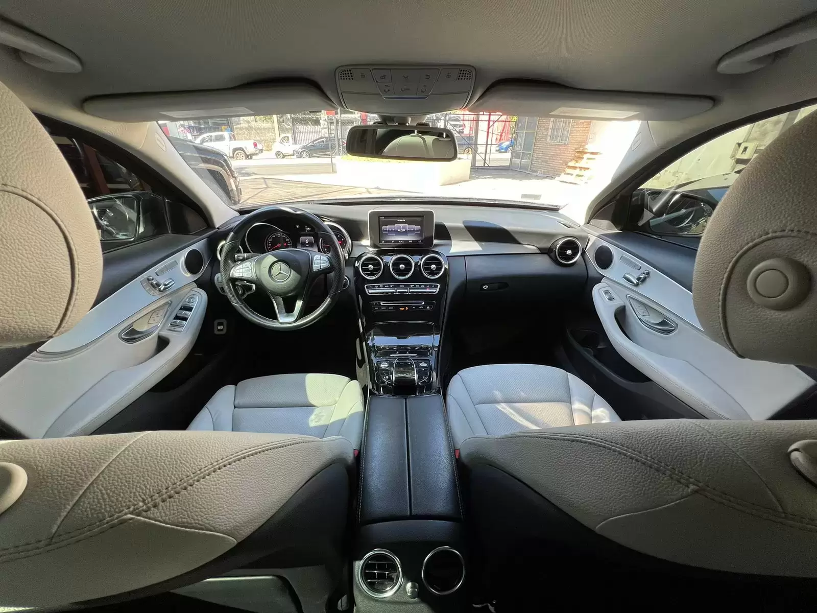 Mercedes Benz C300 2015 en Globalmotors: Lujo, elegancia y rendimiento excepcional. - Imagen 11