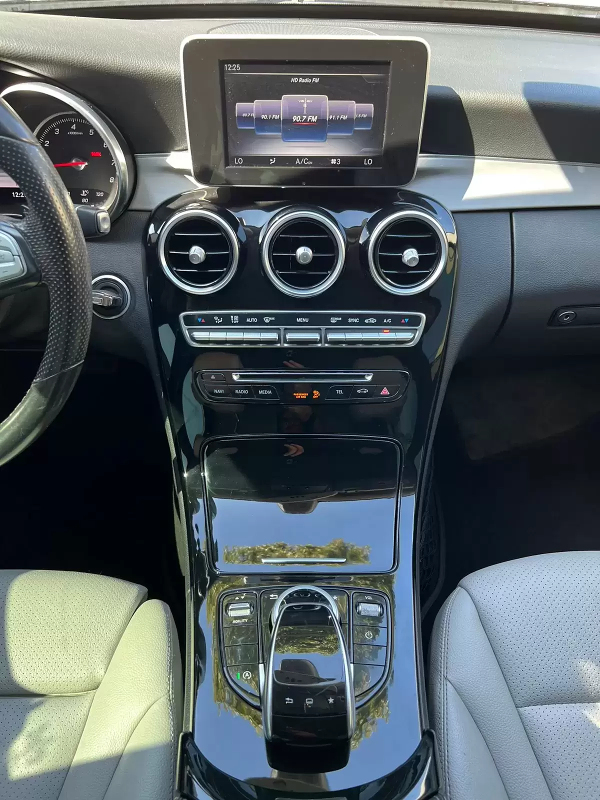 Mercedes Benz C300 2015 en Globalmotors: Lujo, elegancia y rendimiento excepcional. - Imagen 12