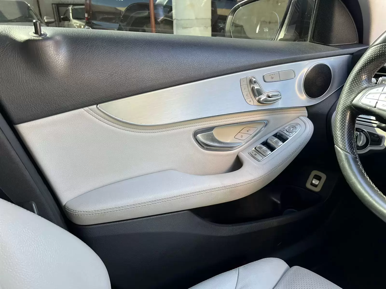 Mercedes Benz C300 2015 en Globalmotors: Lujo, elegancia y rendimiento excepcional. - Imagen 14