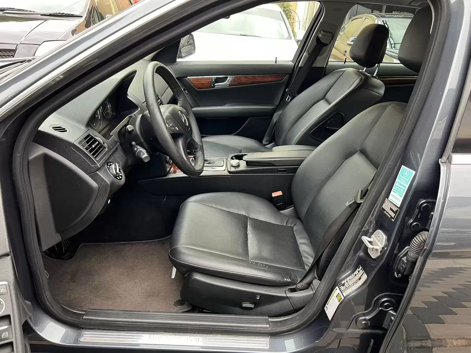 Mercedes Benz C300 Luxury 2009 en Globalmotors: Lujo y rendimiento. - Imagen 9