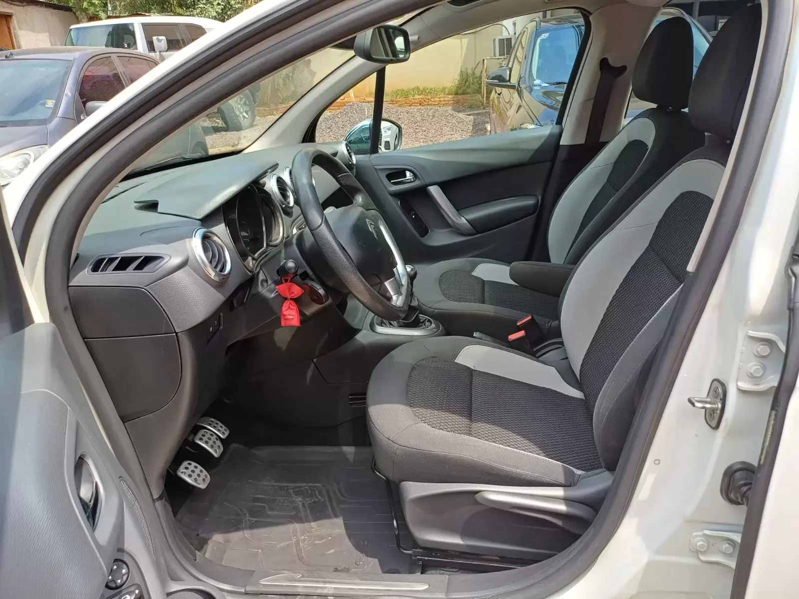 Citroen C3 Exclusive 2015 en Globalmotors: Elegancia y estilo compacto. - Imagen 8