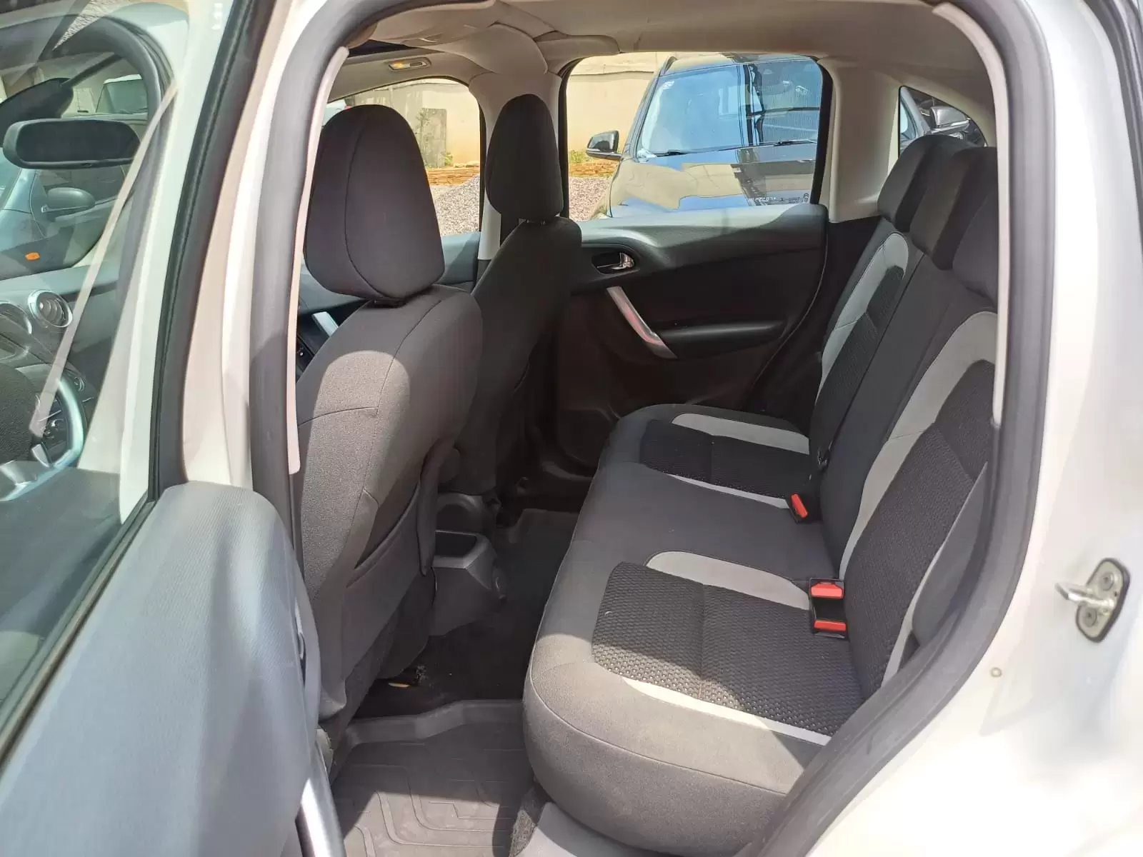Citroen C3 Exclusive 2015 en Globalmotors: Elegancia y estilo compacto. - Imagen 9