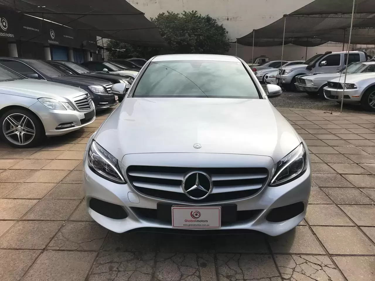 Mercedes Benz C200 2017 en Globalmotors: Elegancia y desempeño en uno. - Imagen 2