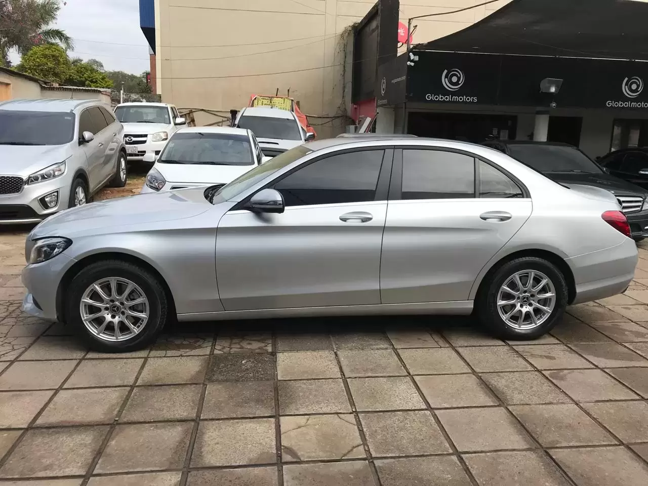 Mercedes Benz C200 2017 en Globalmotors: Elegancia y desempeño en uno. - Imagen 5