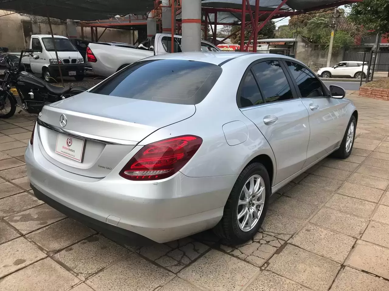 Mercedes Benz C200 2017 en Globalmotors: Elegancia y desempeño en uno. - Imagen 8