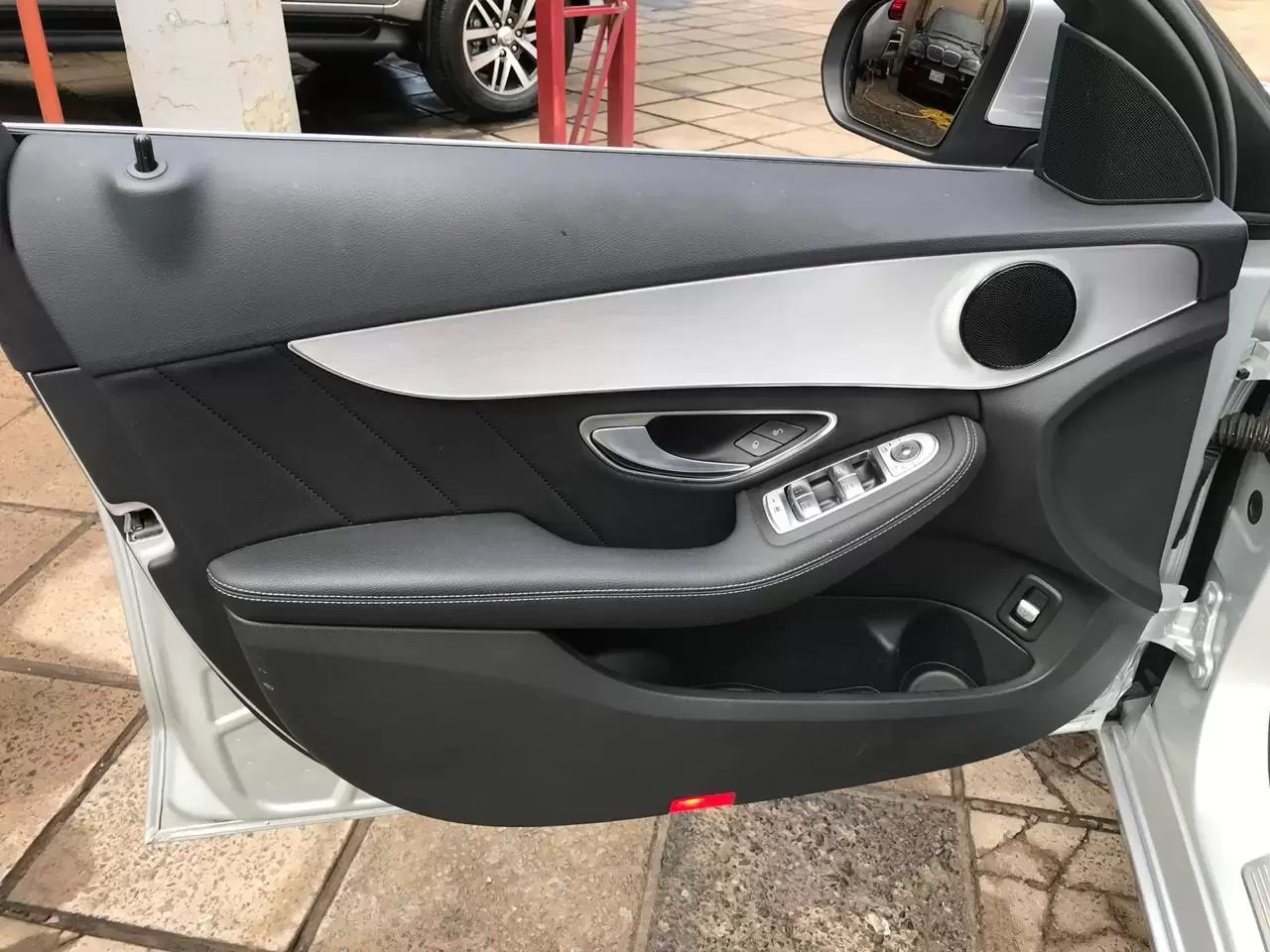 Mercedes Benz C200 2017 en Globalmotors: Elegancia y desempeño en uno. - Imagen 11