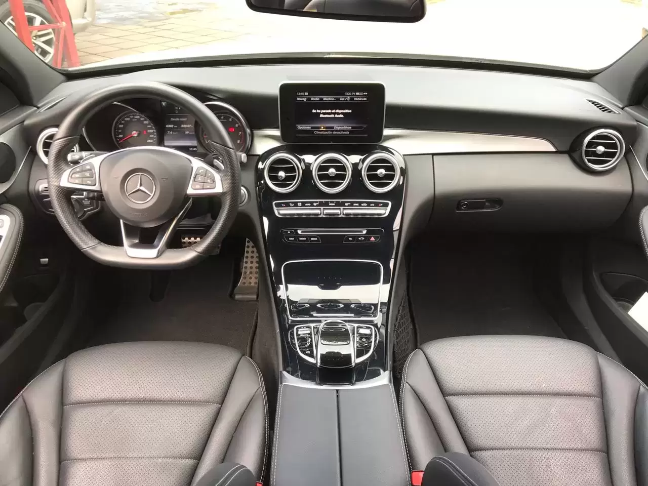 Mercedes Benz C200 2017 en Globalmotors: Elegancia y desempeño en uno. - Imagen 12