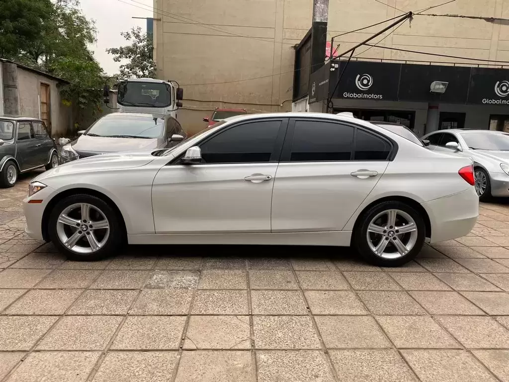 BMW 328i Luxury 2014 en Globalmotors: lujo y potencia garantizados. - Imagen 4