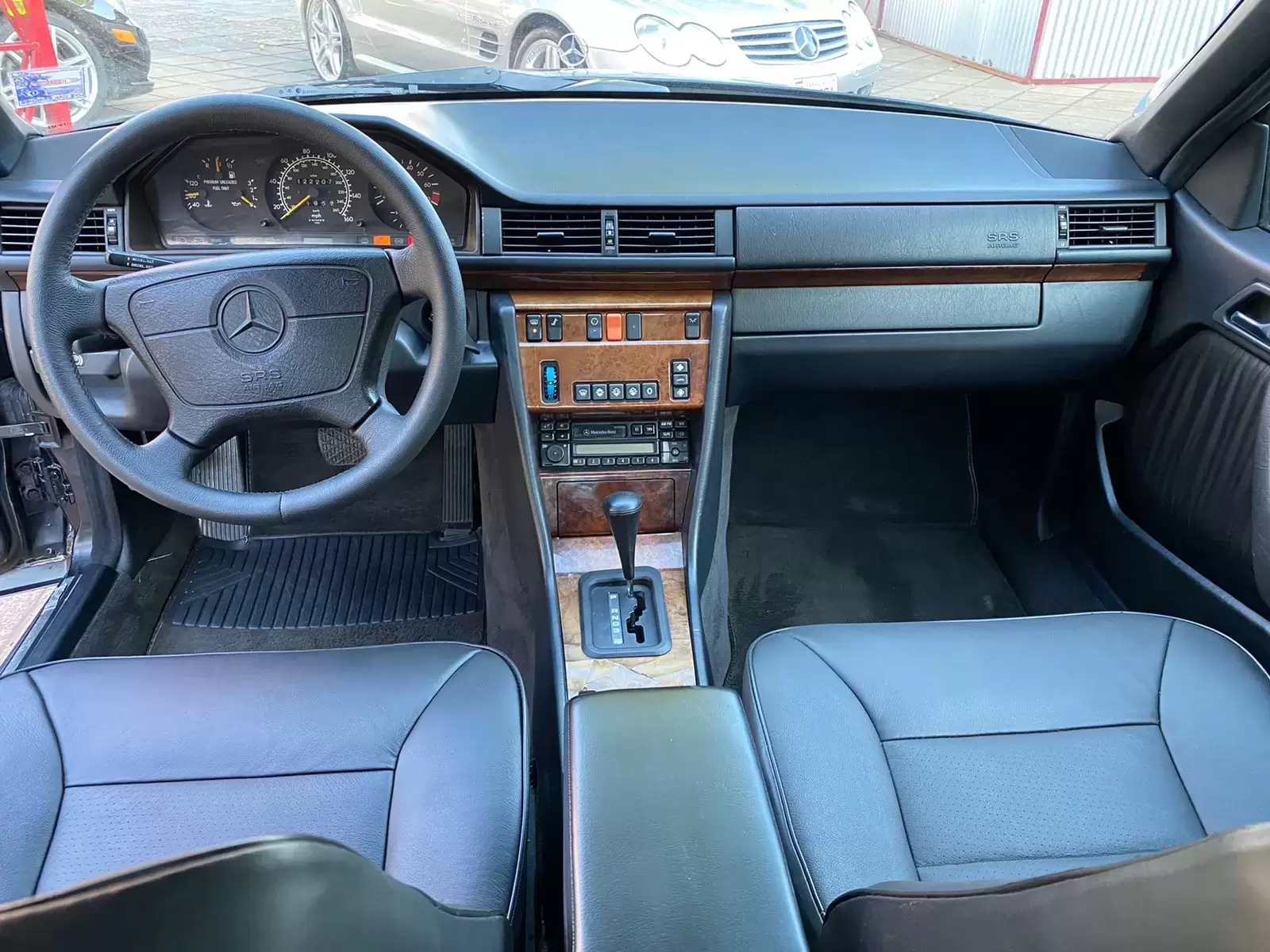 Mercedes Benz E320 1994 en Globalmotors: Lujo y rendimiento emblemáticos. - Imagen 12