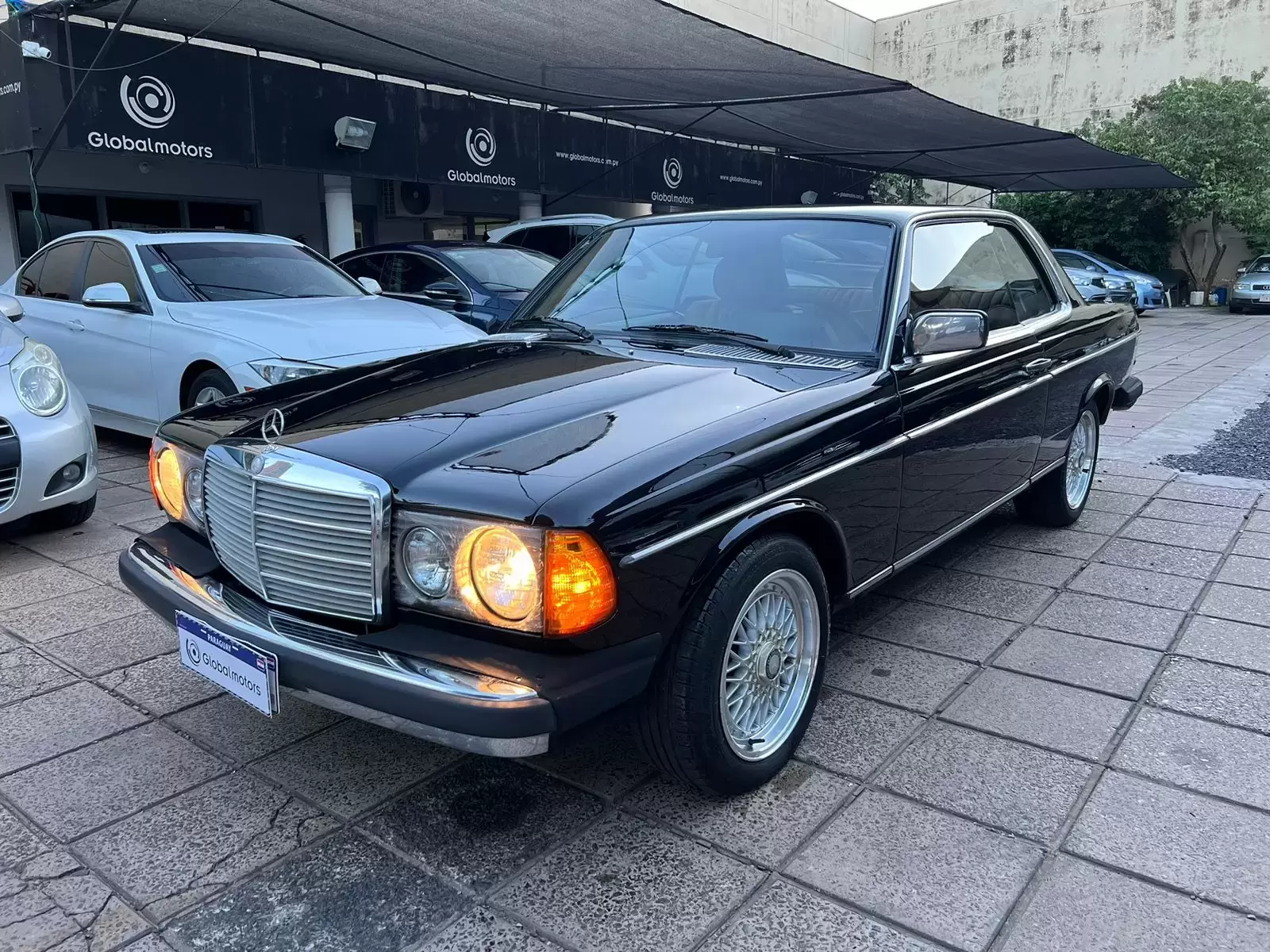 Mercedes Benz 300 CD 1981 en Globalmotors: lujo y potencia.