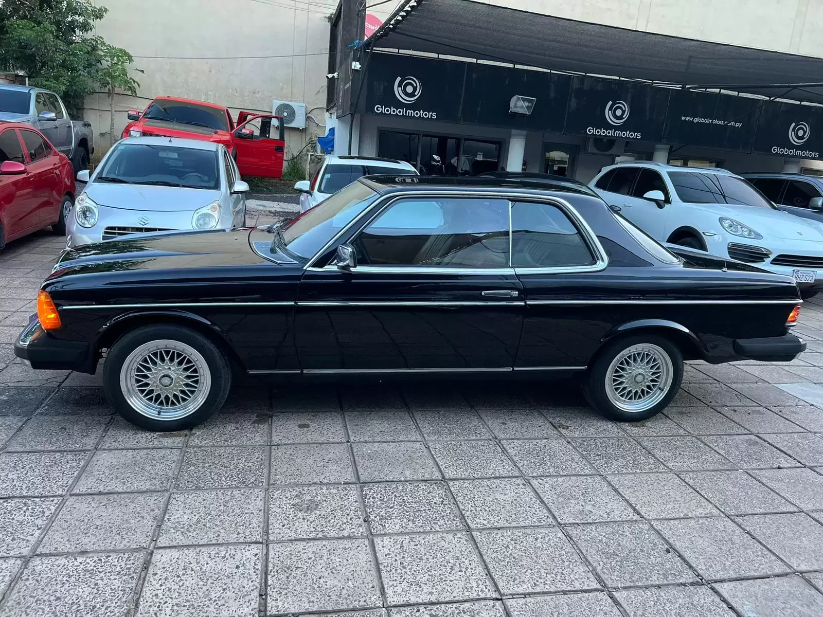 Mercedes Benz 300 CD 1981 en Globalmotors: lujo y potencia. - Imagen 4