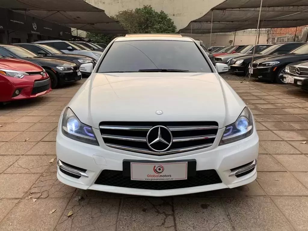 Mercedes Benz C250 2014 en Globalmotors: Elegancia y rendimiento excepcional. - Imagen 2