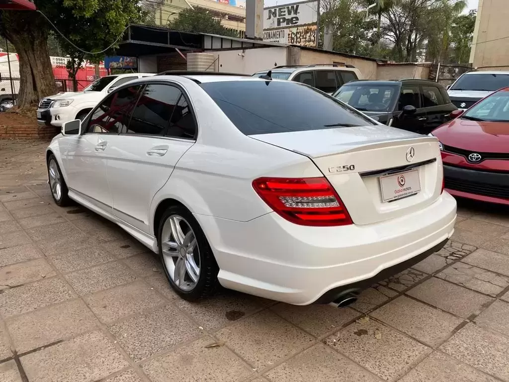 Mercedes Benz C250 2014 en Globalmotors: Elegancia y rendimiento excepcional. - Imagen 4