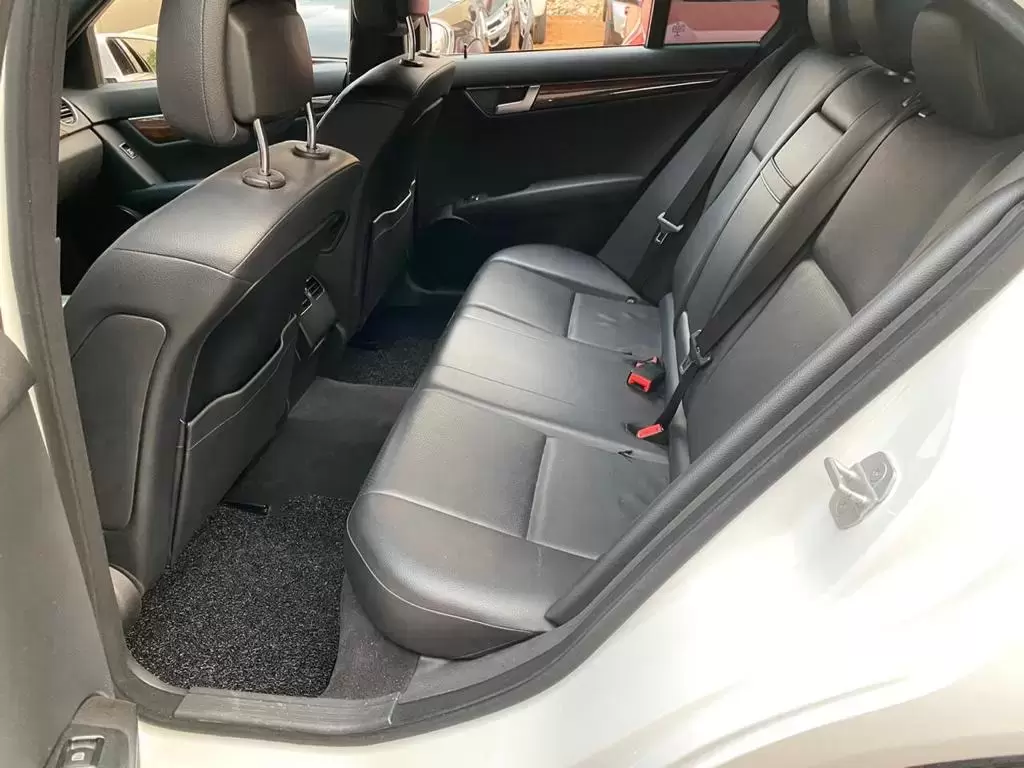Mercedes Benz C250 2014 en Globalmotors: Elegancia y rendimiento excepcional. - Imagen 9