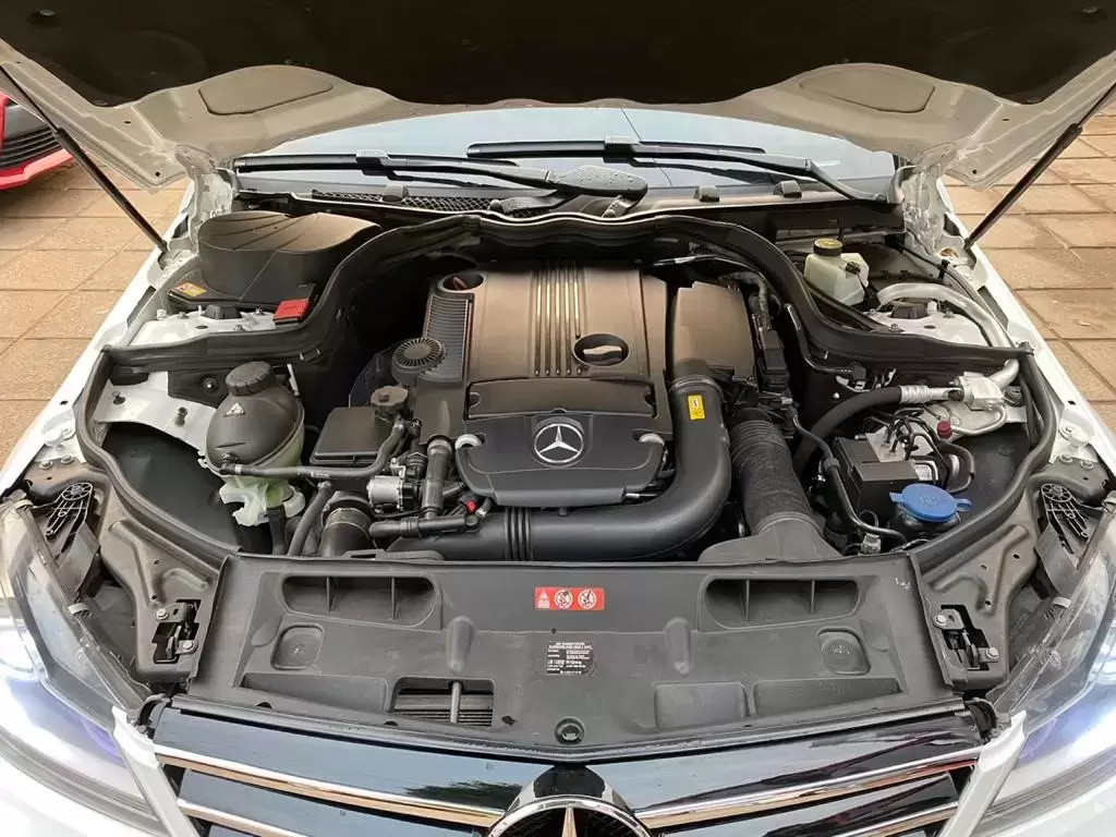 Mercedes Benz C250 2014 en Globalmotors: Elegancia y rendimiento excepcional. - Imagen 13