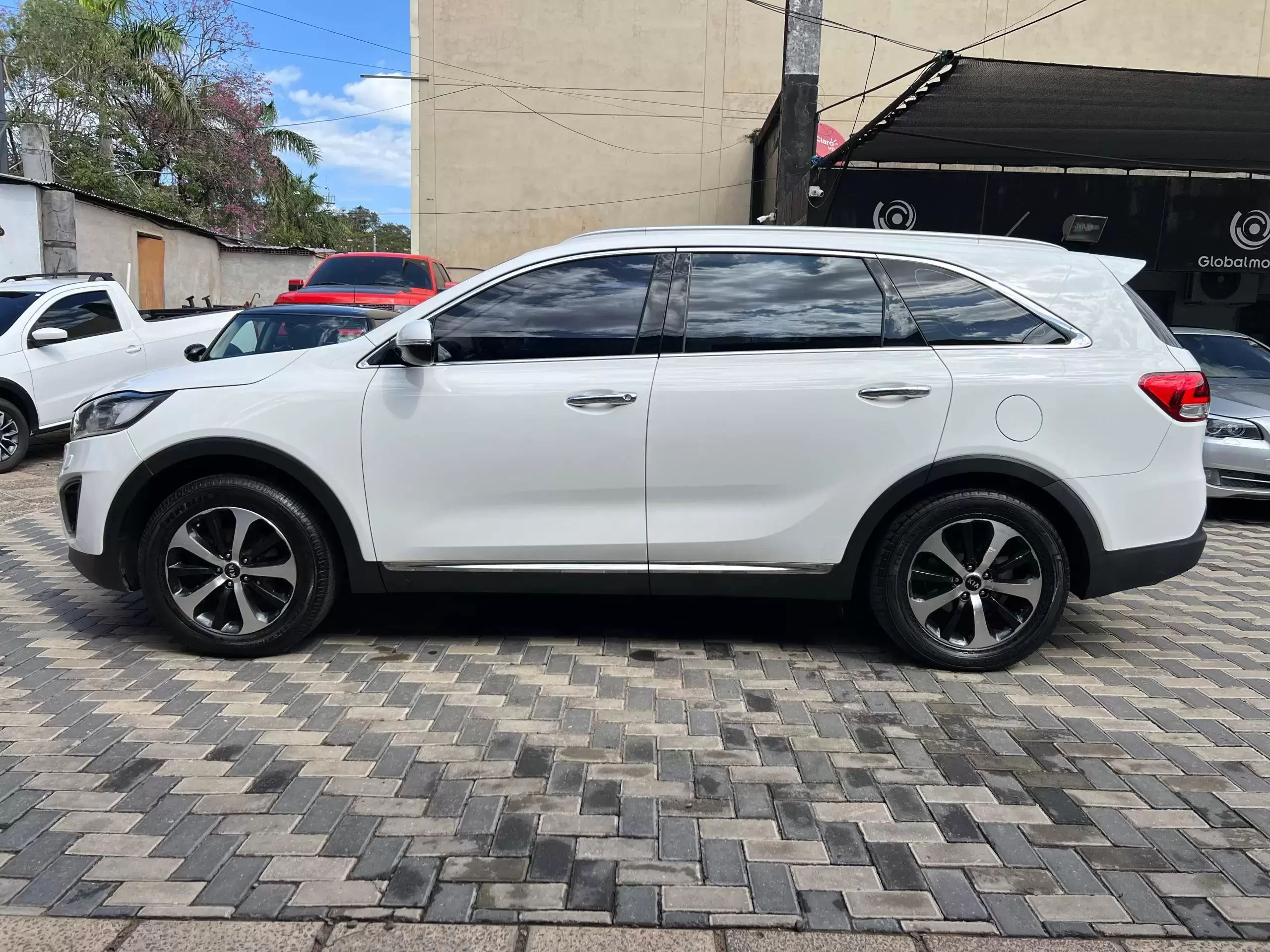 Kia Sorento 4×2 2017 en Globalmotors: Elegante, espaciosa y confiable. - Imagen 4