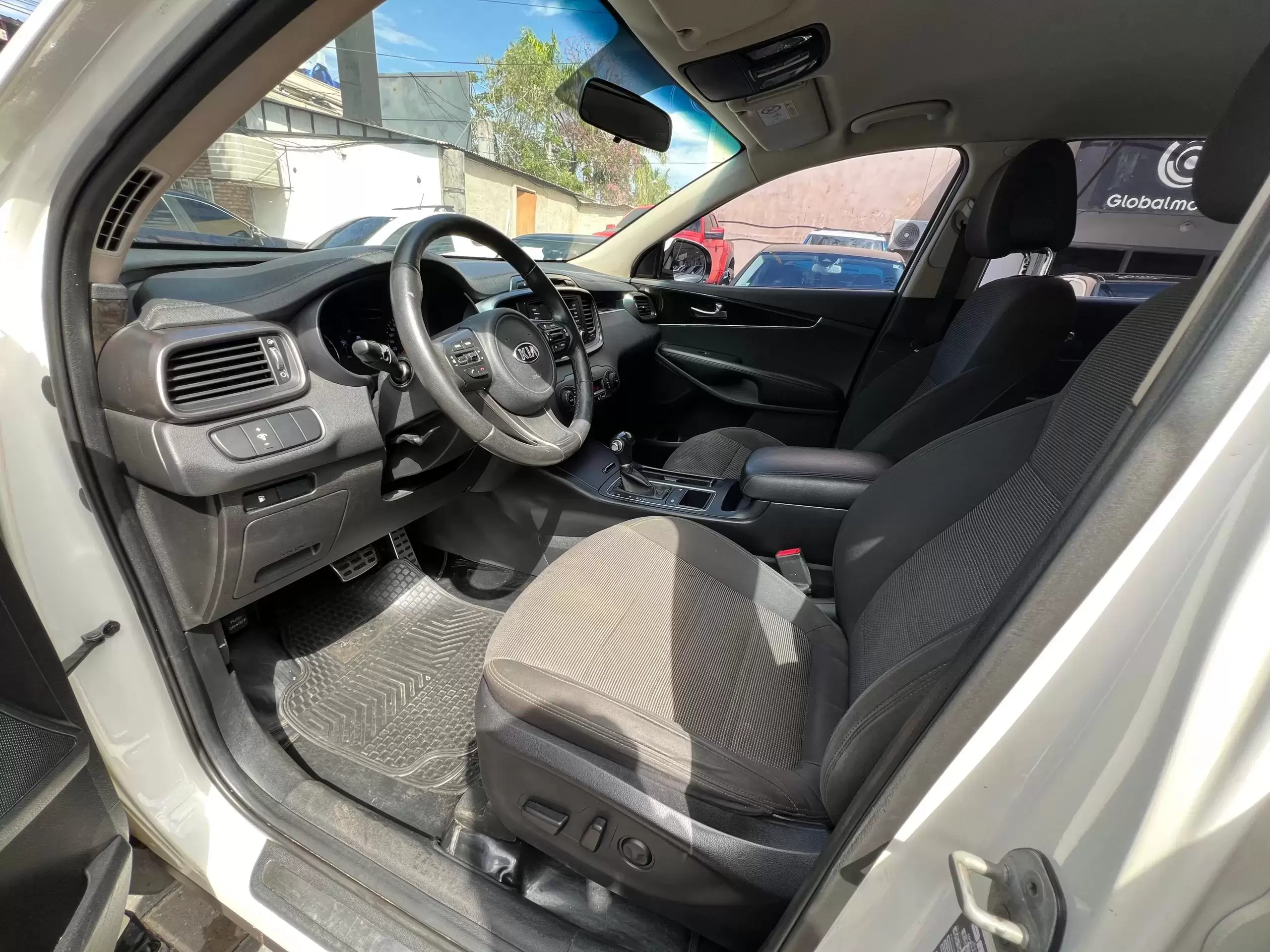 Kia Sorento 4×2 2017 en Globalmotors: Elegante, espaciosa y confiable. - Imagen 8