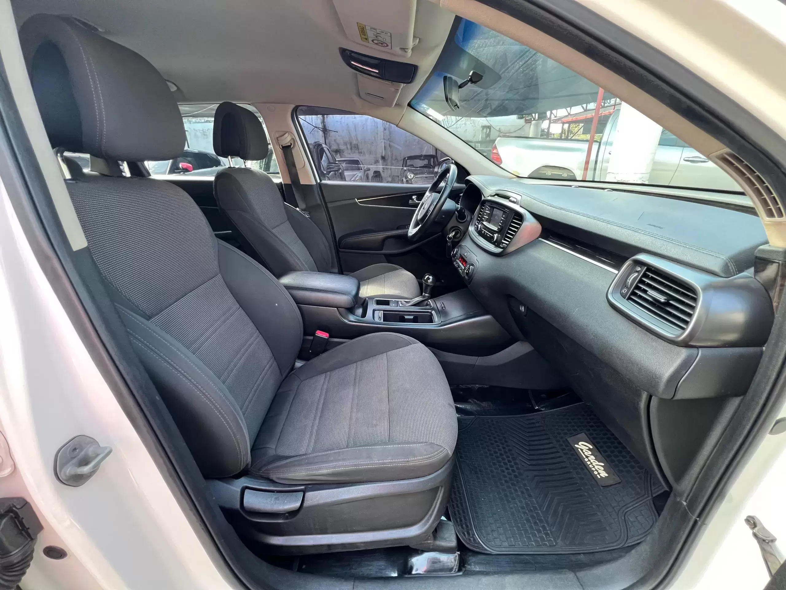 Kia Sorento 4×2 2017 en Globalmotors: Elegante, espaciosa y confiable. - Imagen 10