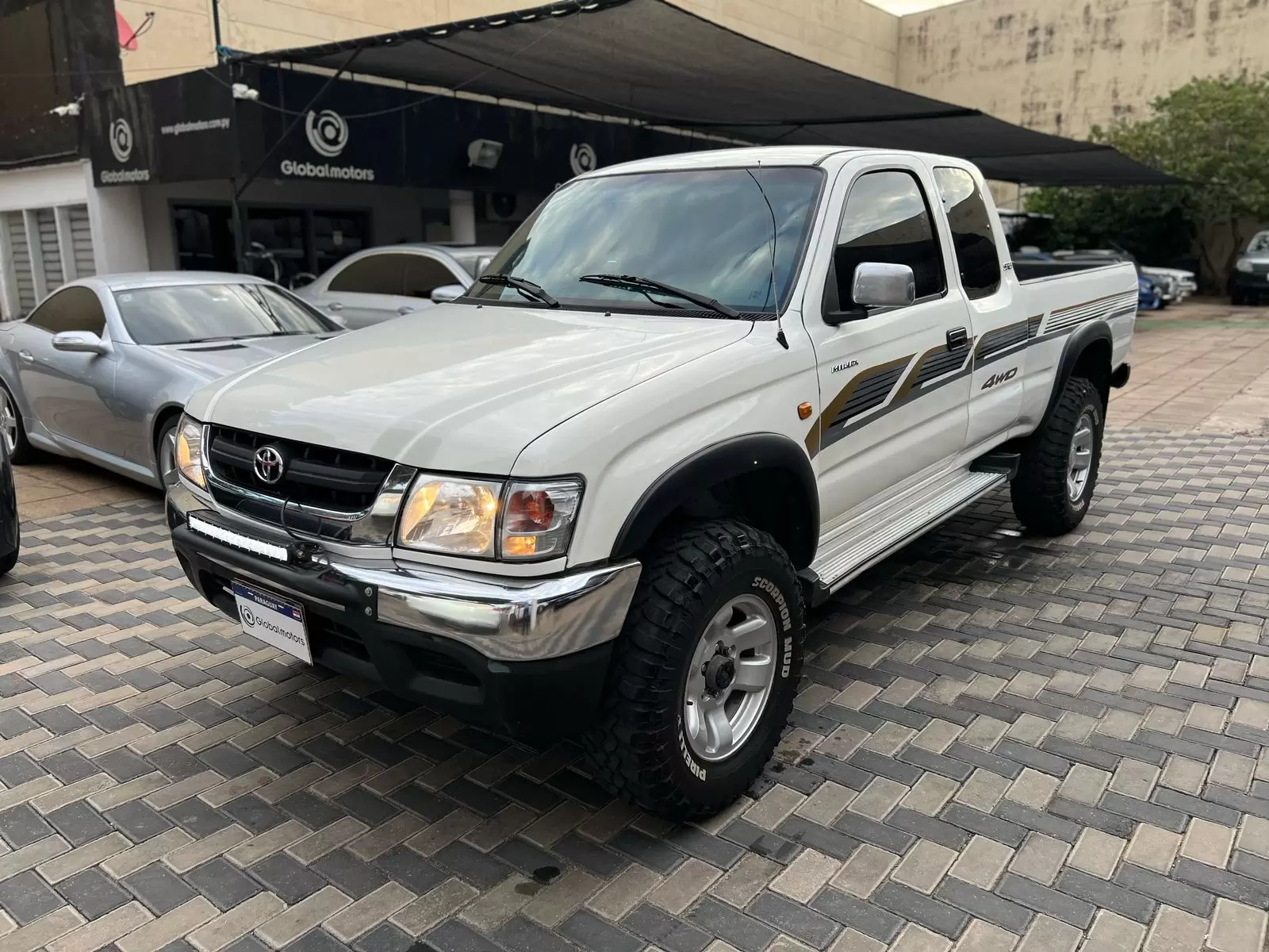Toyota Hilux Cabina Plus 4x4 2000 en Globalmotors: Resistente y funcional.