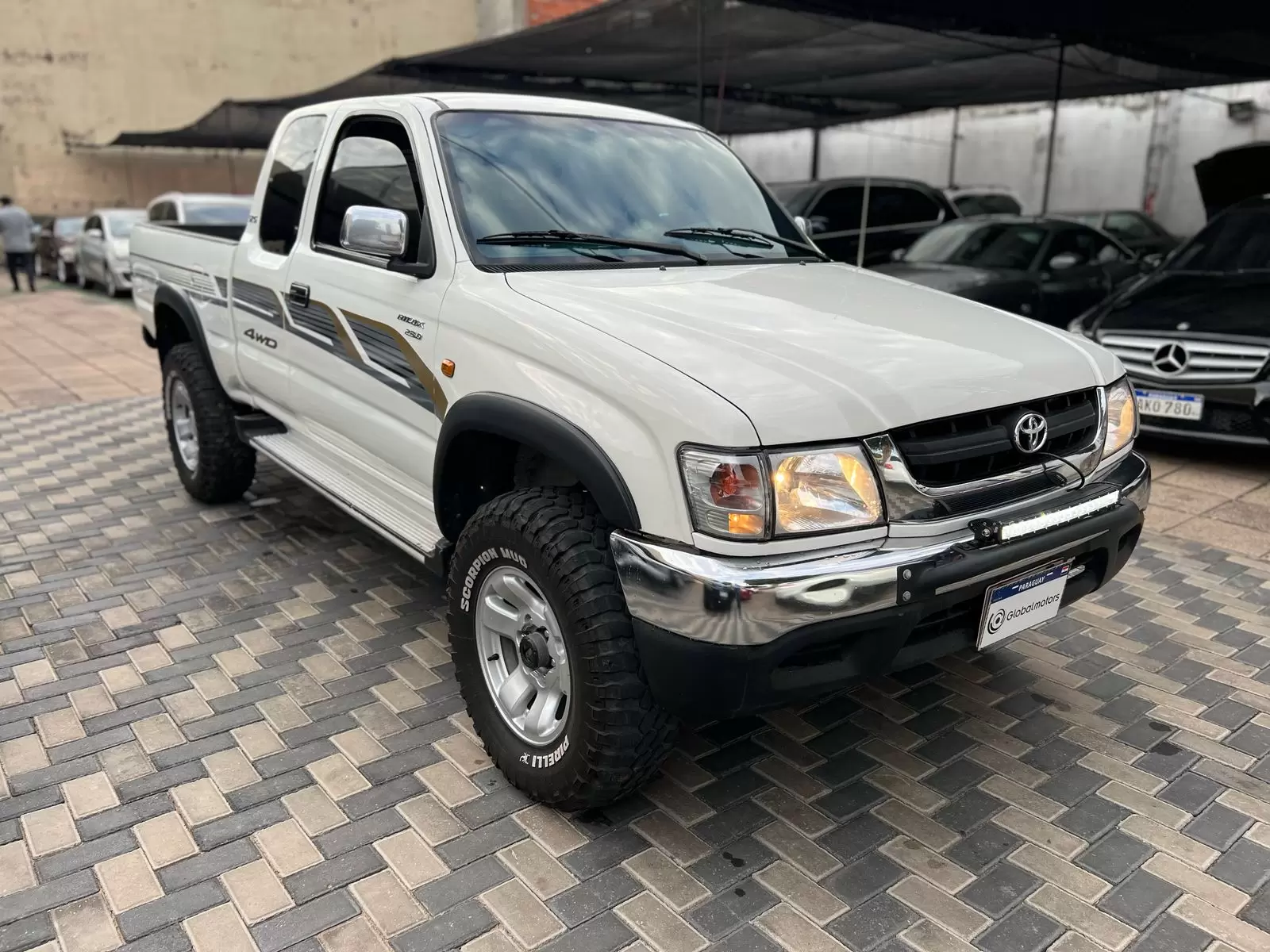 Toyota Hilux Cabina Plus 4x4 2000 en Globalmotors: Resistente y funcional. - Imagen 3