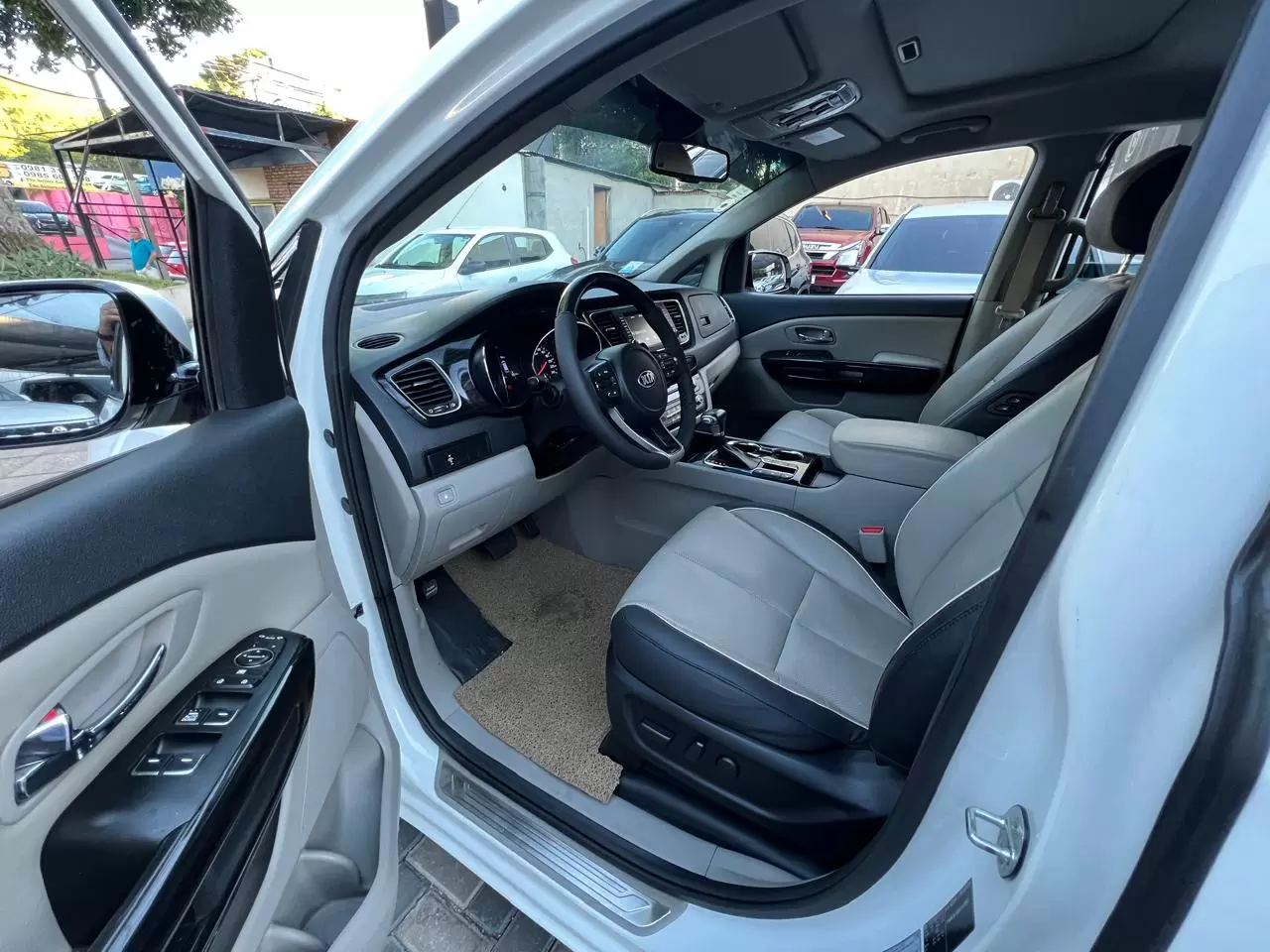 Kia Carnival Limited 2019 en Globalmotors: Elegante minivan con tecnología avanzada. - Imagen 8