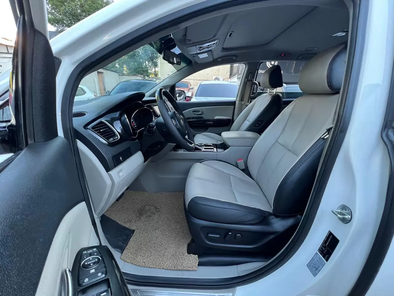 Kia Carnival Limited 2019 en Globalmotors: Elegante minivan con tecnología avanzada. - Imagen 9
