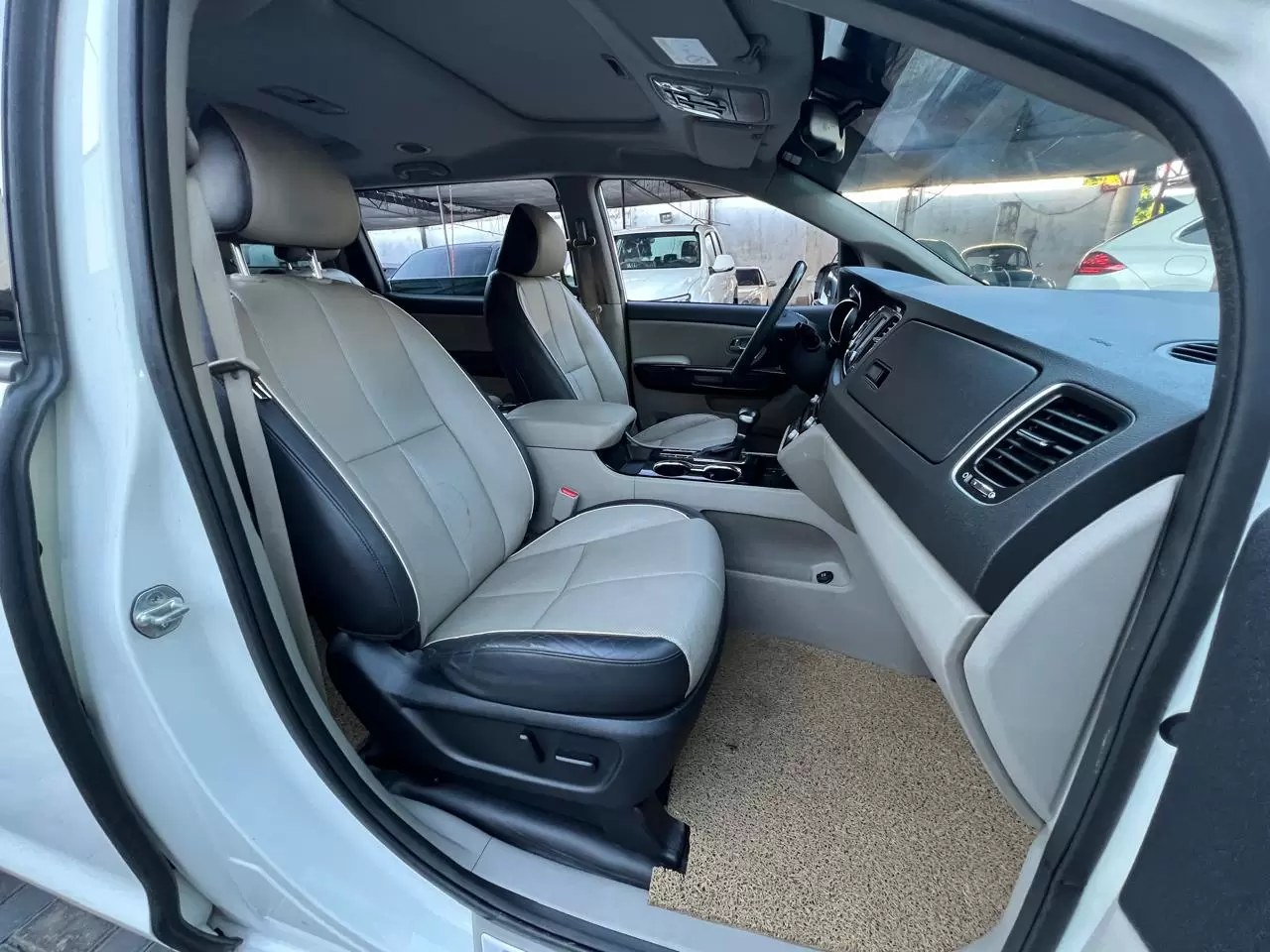 Kia Carnival Limited 2019 en Globalmotors: Elegante minivan con tecnología avanzada. - Imagen 12