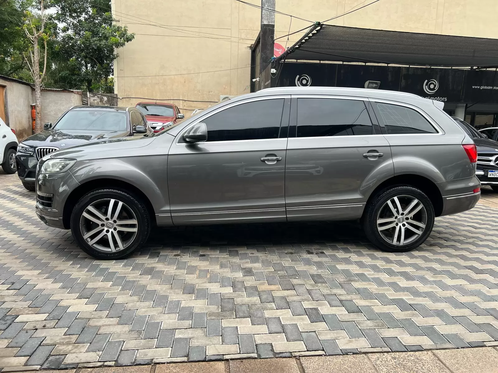 Audi Q7 Quattro TDI 2011 - SUV de lujo y potencia - Imagen 4